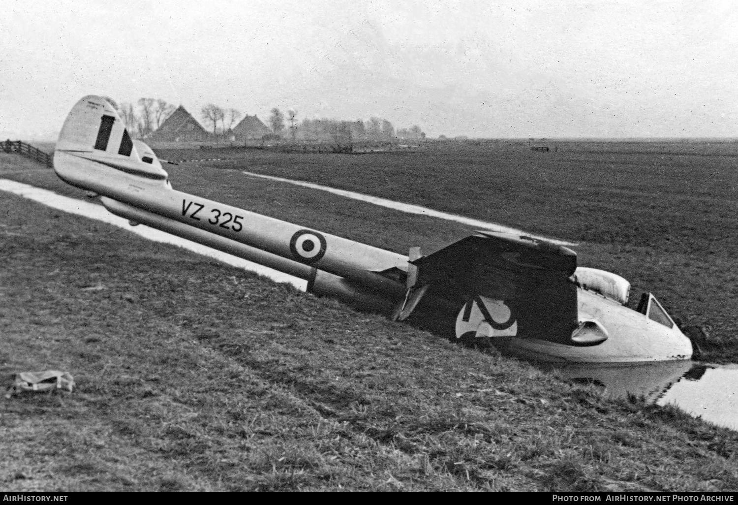 Aircraft Photo of VZ325 | De Havilland D.H. 100 Vampire FB5 | UK - Air Force | AirHistory.net #807426