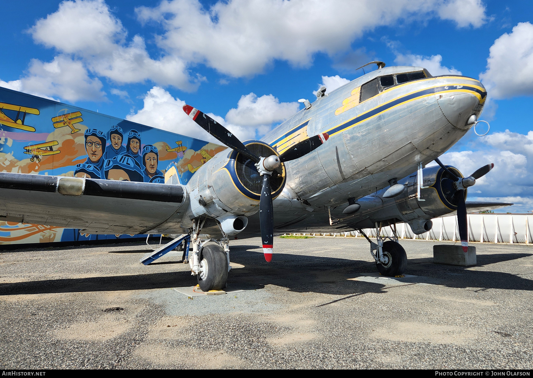 Aircraft Photo of CF-PWH | Douglas DC-3-277B | AirHistory.net #808827