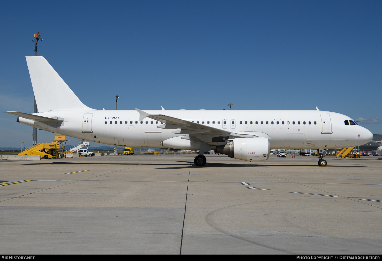 Aircraft Photo of LY-NZL | Airbus A320-214 | AirHistory.net #808920