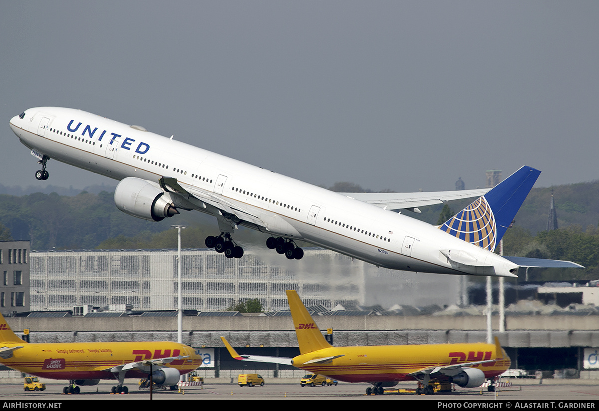 Aircraft Photo of N2135U | Boeing 777-300/ER | United Airlines | AirHistory.net #809884