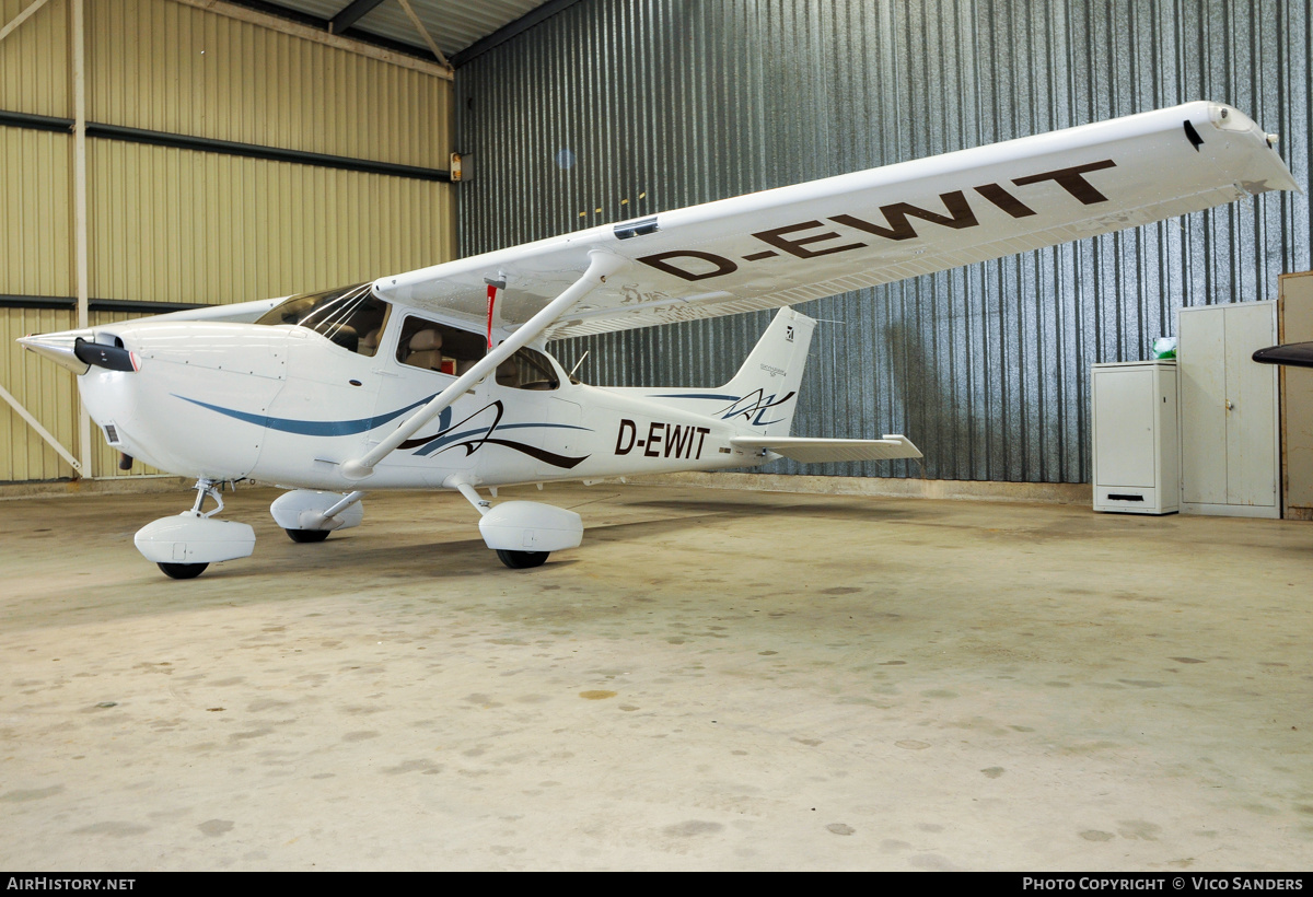 Aircraft Photo of D-EWIT | Cessna 172S Skyhawk SP | AirHistory.net #809970