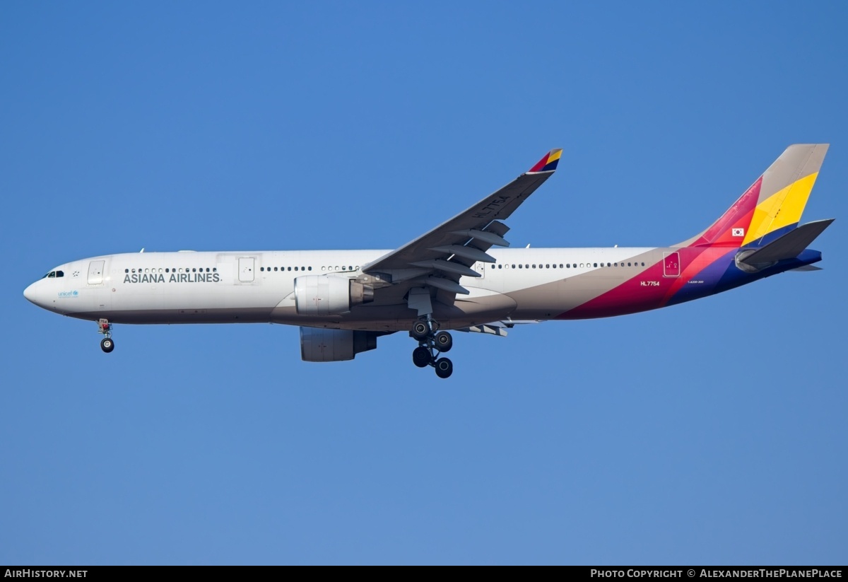 Aircraft Photo of HL7754 | Airbus A330-323E | Asiana Airlines | AirHistory.net #810148