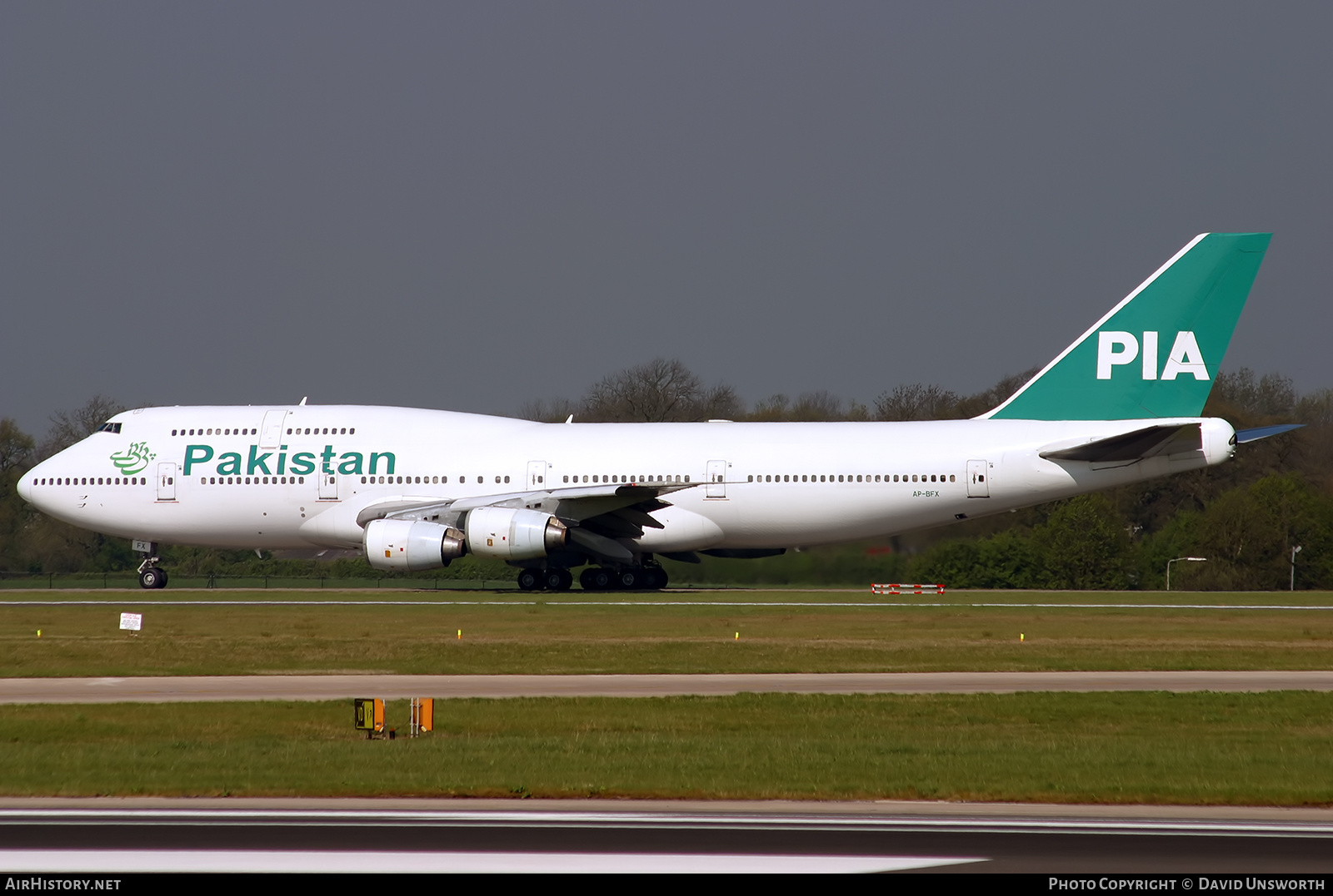 Aircraft Photo of AP-BFX | Boeing 747-367 | Pakistan International Airlines - PIA | AirHistory.net #810752