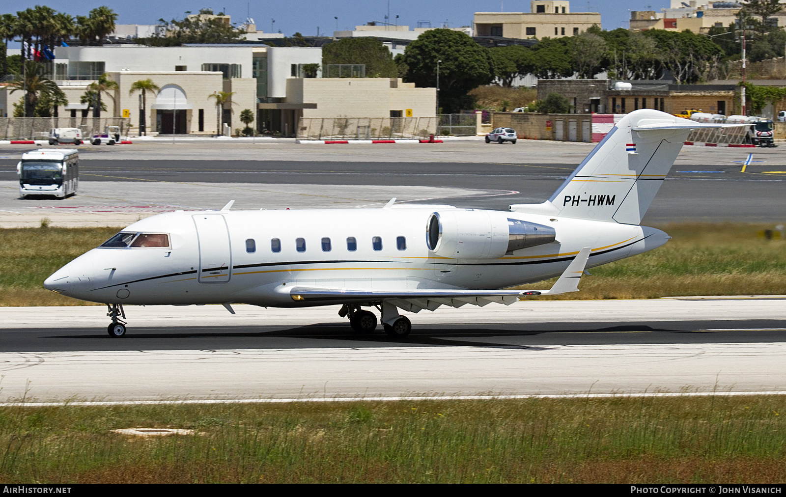 Aircraft Photo of PH-HWM | Bombardier Challenger 605 (CL-600-2B16) | AirHistory.net #811253