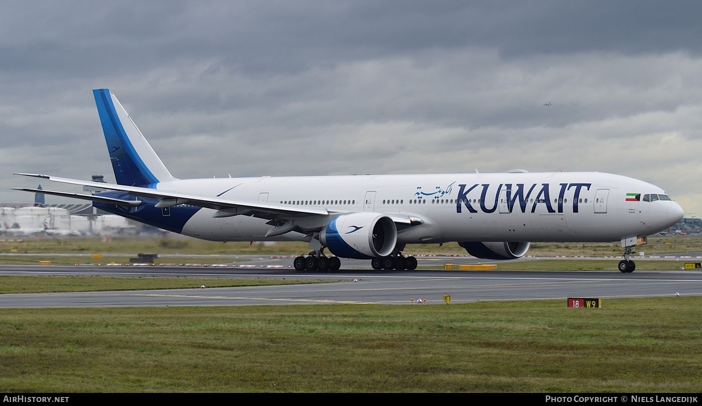 Aircraft Photo of 9K-AOK | Boeing 777-300/ER | Kuwait Airways | AirHistory.net #812915