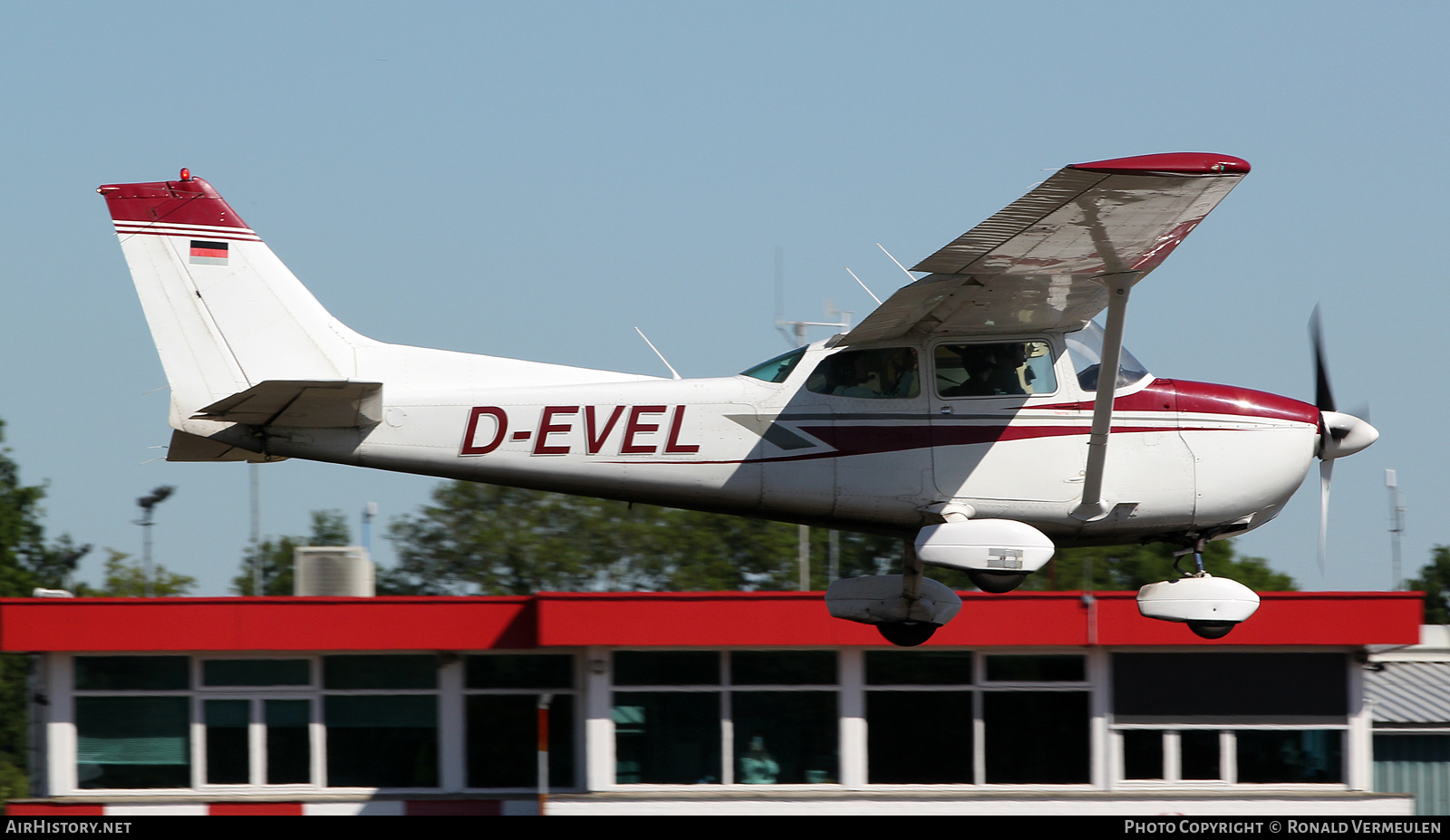 Aircraft Photo of D-EVEL | Cessna 172N Skyhawk II | AirHistory.net #815112