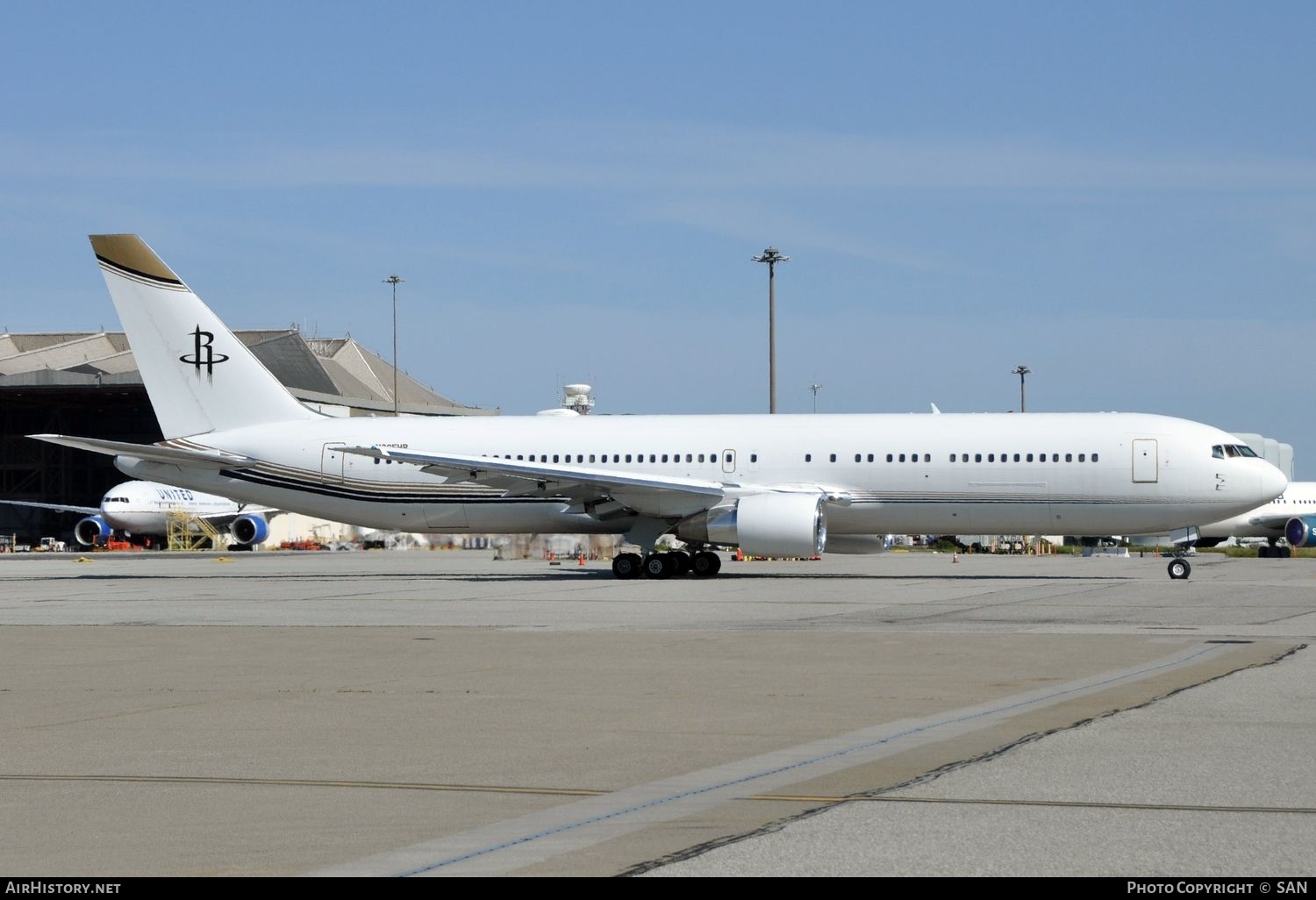 Aircraft Photo of N625HR | Boeing 767-322/ER | Houston Rockets | AirHistory.net #815873