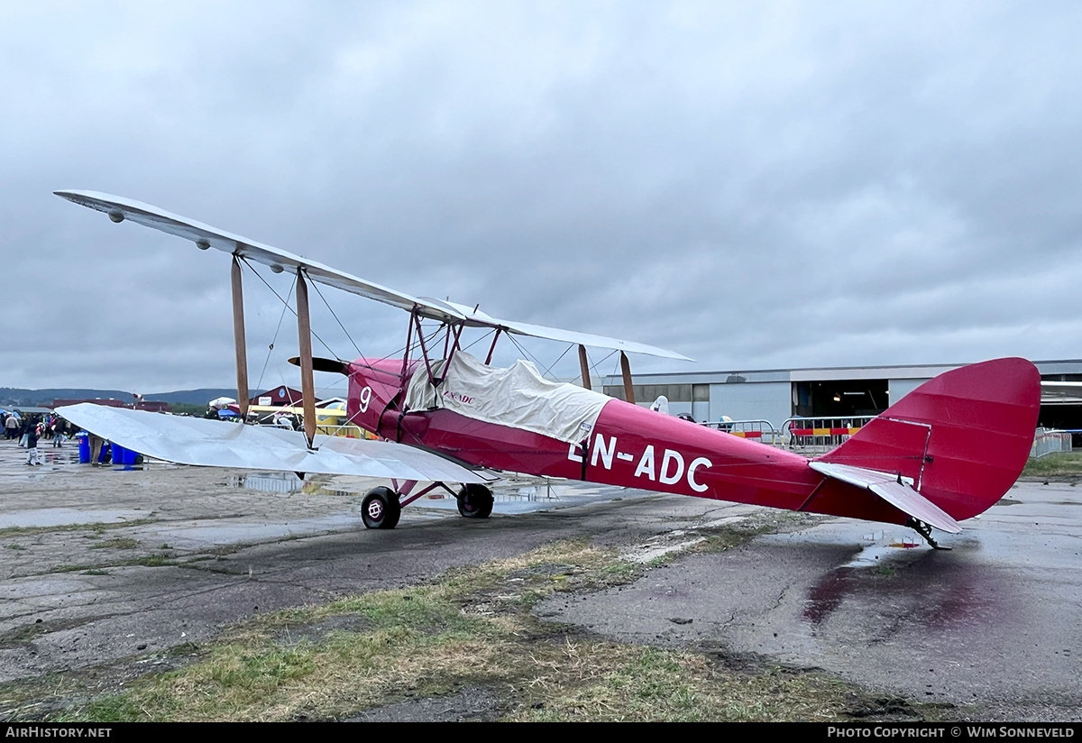 Aircraft Photo of LN-ADC | De Havilland D.H. 82A Tiger Moth | THE DE HAVILLAND SCHOOL OF FLY (sic) | AirHistory.net #815971