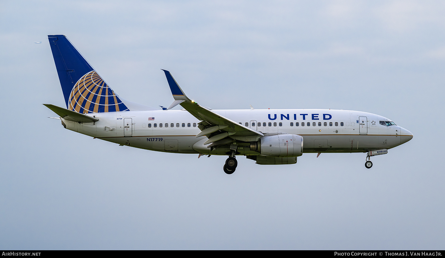 Aircraft Photo of N17719 | Boeing 737-724 | AirHistory.net #816249