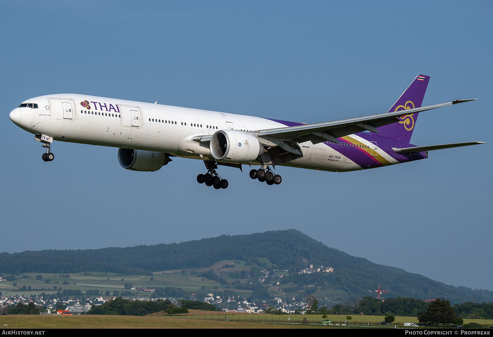 Aircraft Photo of HS-TKW | Boeing 777-3D7/ER | Thai Airways International | AirHistory.net #816250