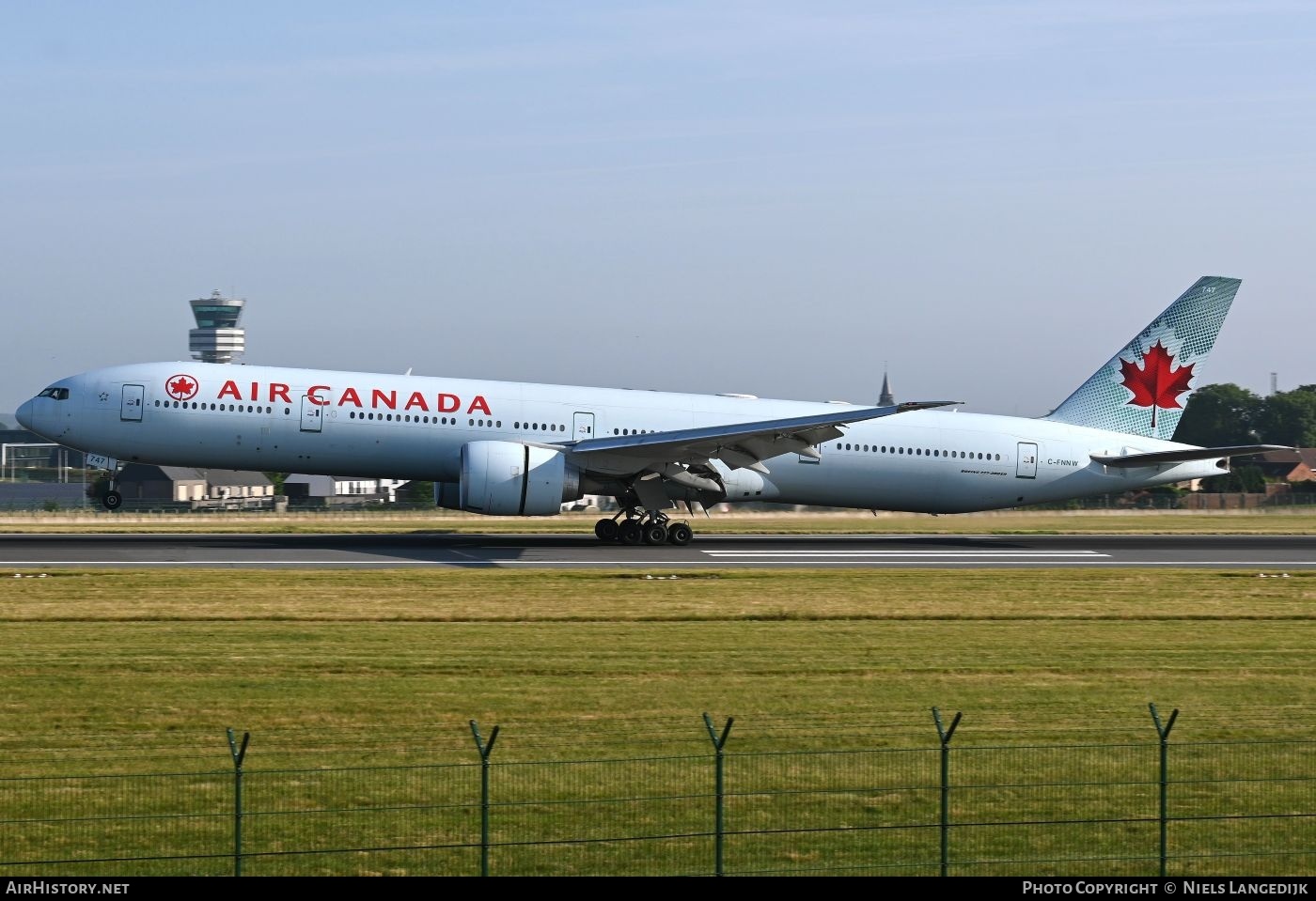 Aircraft Photo of C-FNNW | Boeing 777-333/ER | Air Canada | AirHistory.net #816359