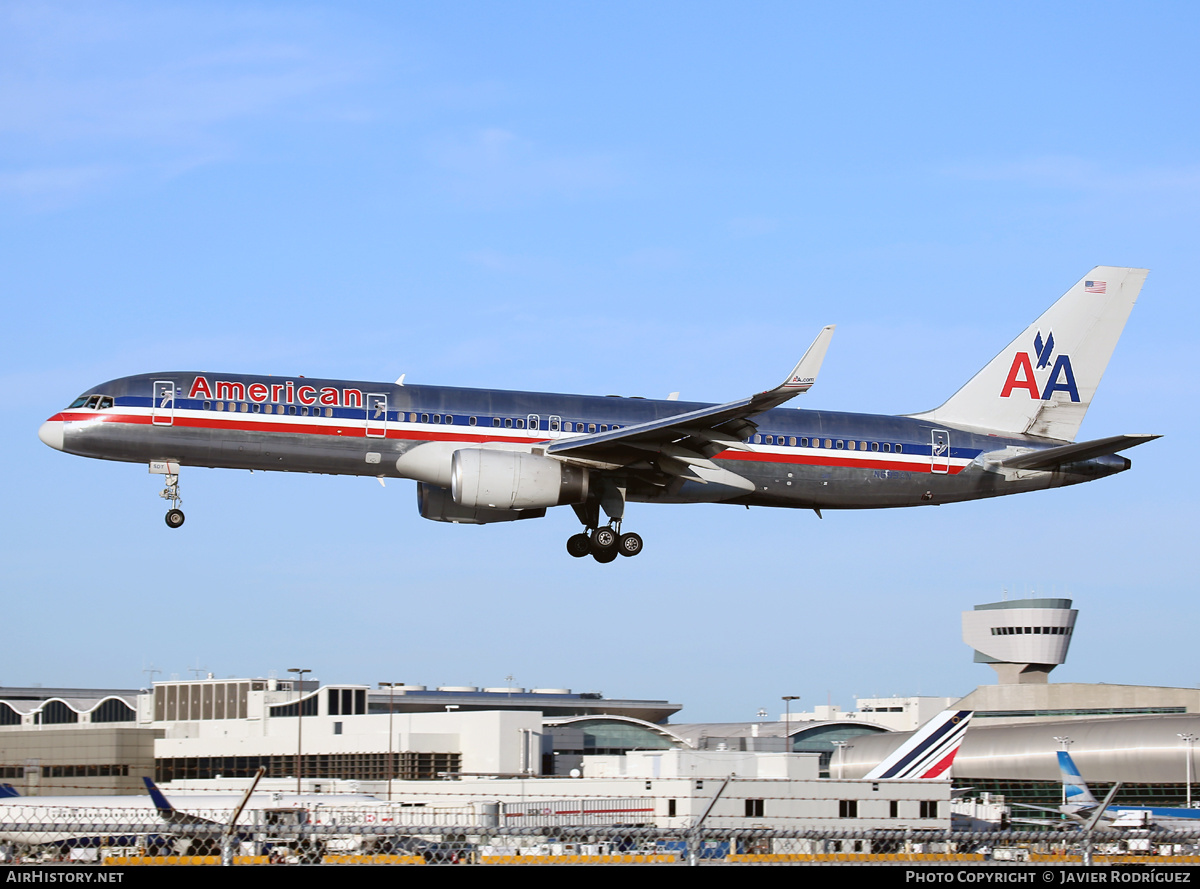 Aircraft Photo of N699AN | Boeing 757-223 | American Airlines | AirHistory.net #817308