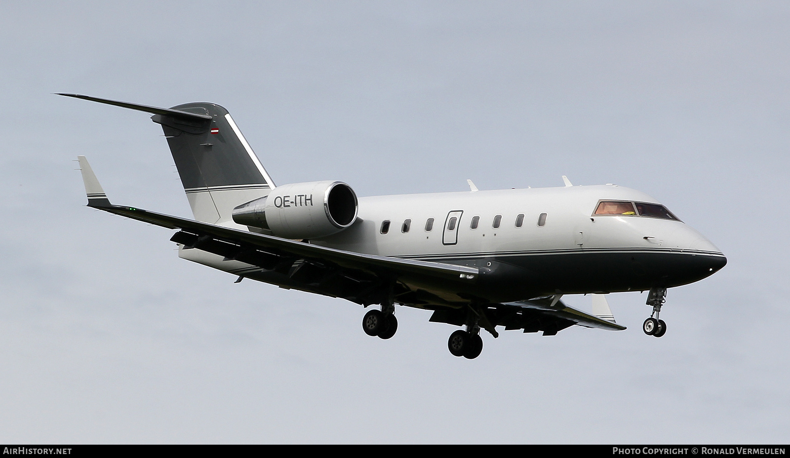 Aircraft Photo of OE-ITH | Bombardier Challenger 604 (CL-600-2B16) | AirHistory.net #817407