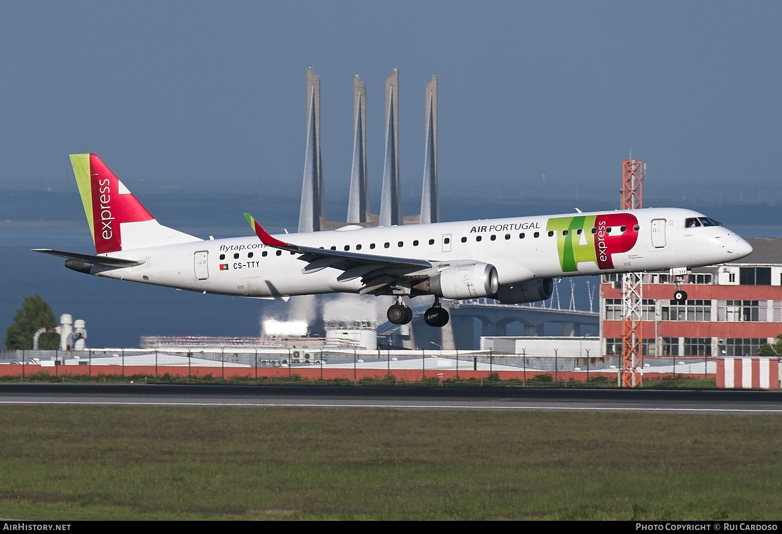 Aircraft Photo of CS-TTY | Embraer 195AR (ERJ-190-200IGW) | TAP Air Portugal Express | AirHistory.net #817876