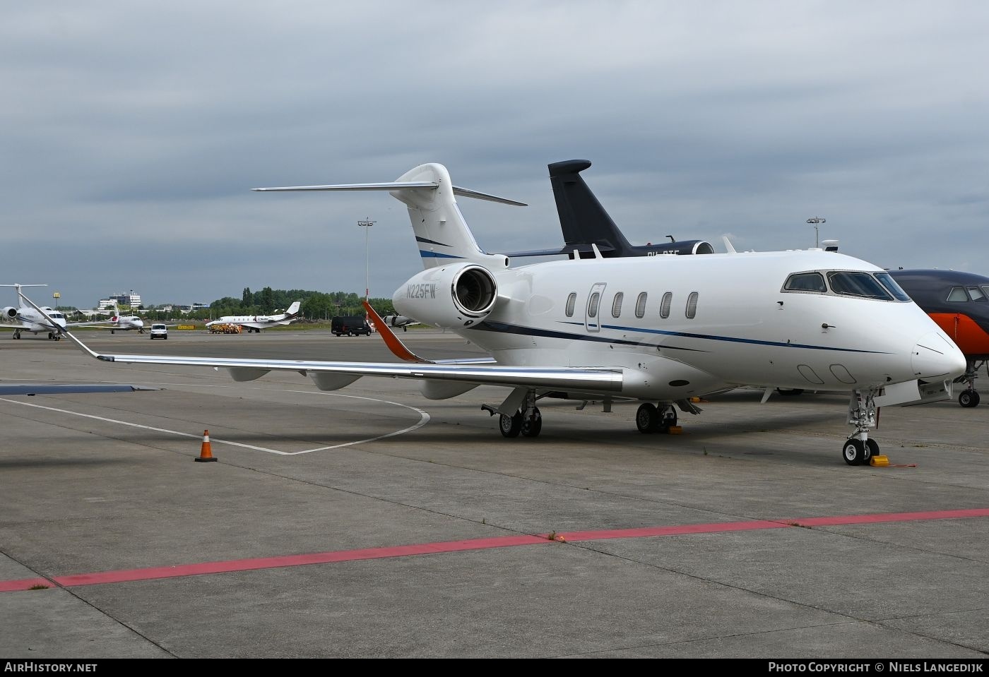 Aircraft Photo of N225FW | Bombardier Challenger 300 (BD-100-1A10) | AirHistory.net #818334