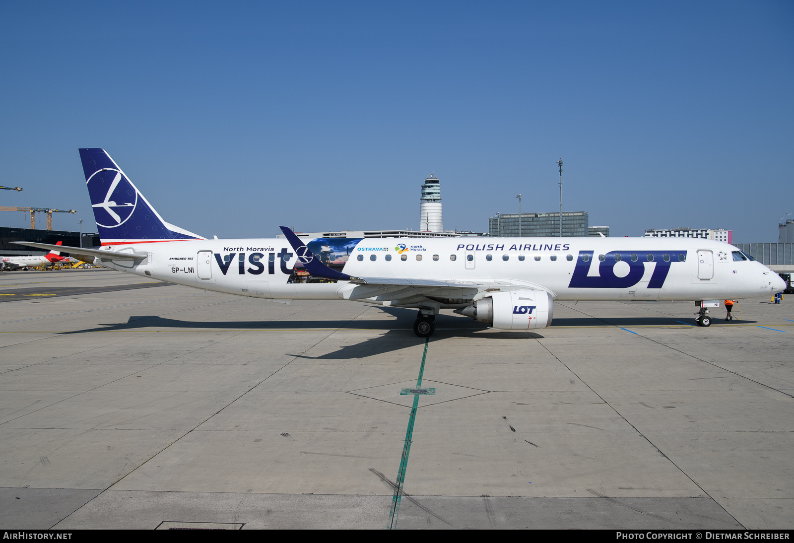 Aircraft Photo of SP-LNI | Embraer 195LR (ERJ-190-200LR) | LOT Polish Airlines - Polskie Linie Lotnicze | AirHistory.net #818723