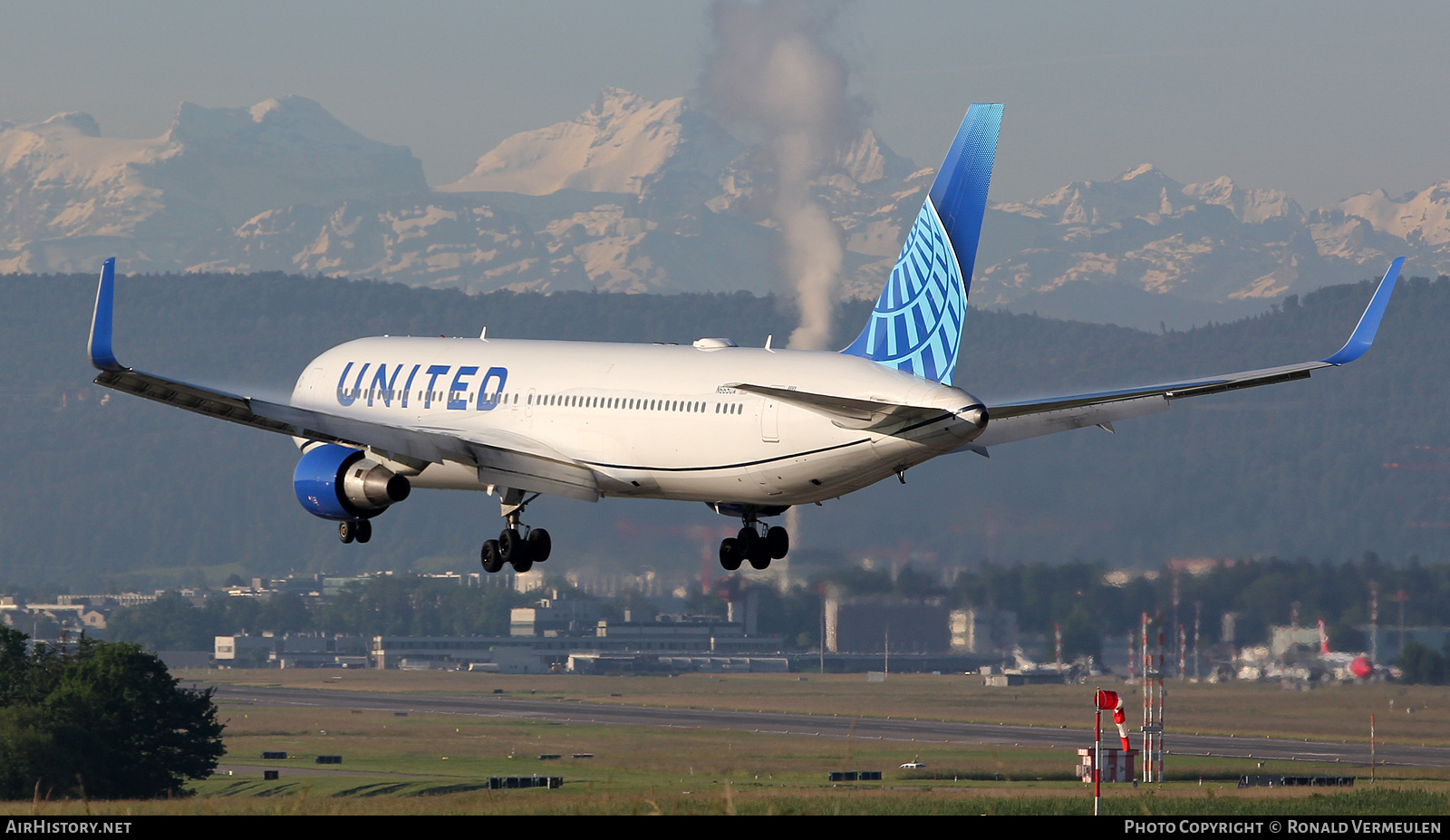 Aircraft Photo of N665UA | Boeing 767-322/ER | United Airlines | AirHistory.net #819084