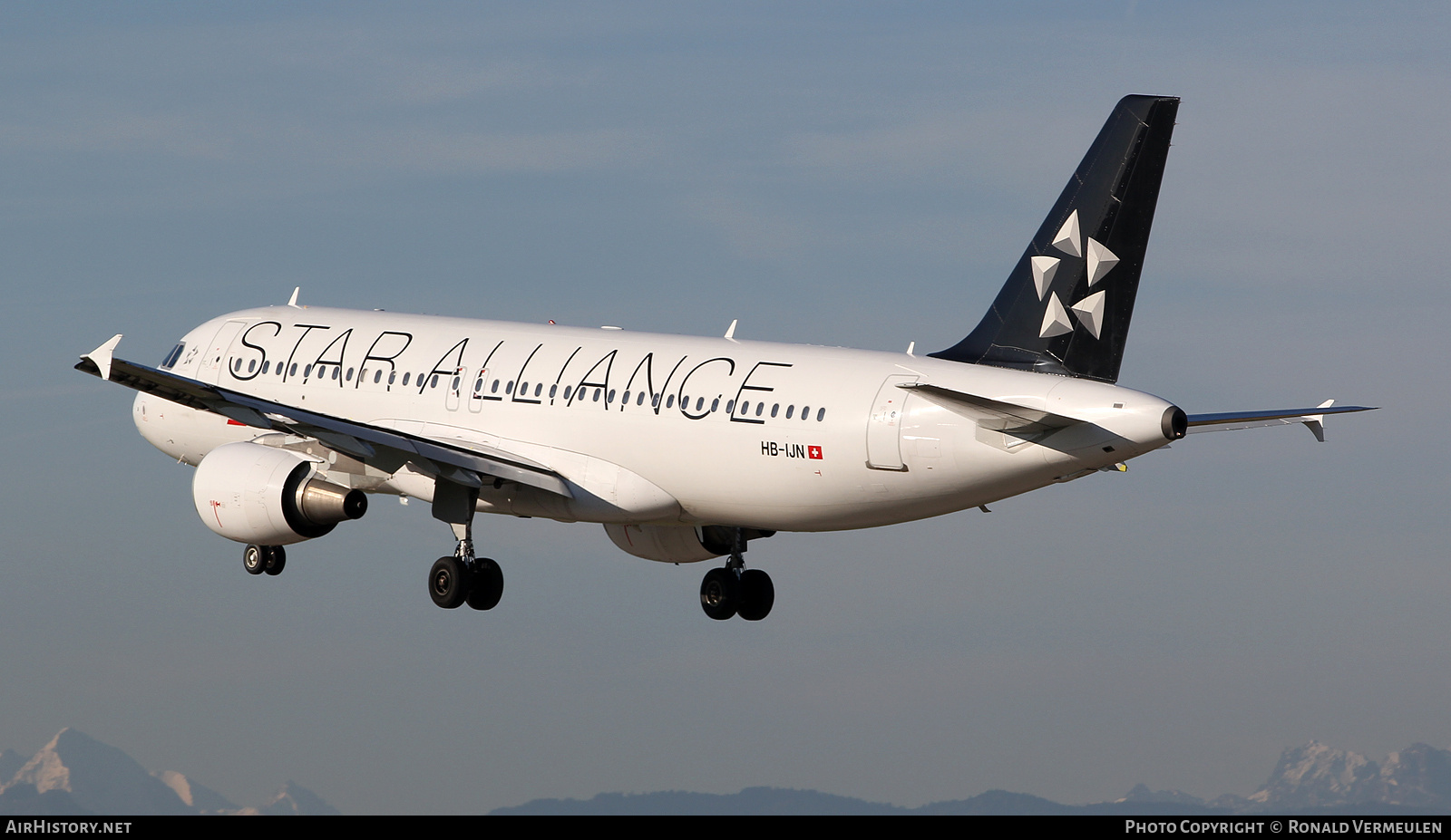 Aircraft Photo of HB-IJN | Airbus A320-214 | Swiss International Air Lines | AirHistory.net #819522