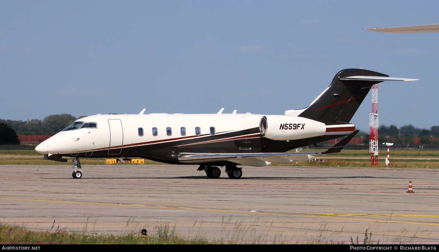 Aircraft Photo of N559FX | Bombardier Challenger 300 (BD-100-1A10) | AirHistory.net #819880
