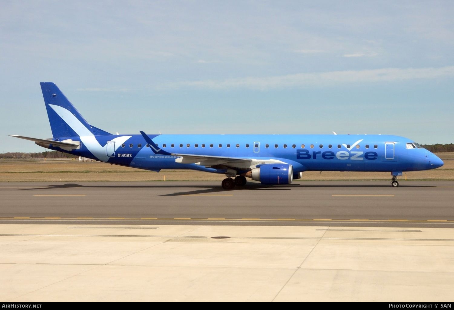Aircraft Photo of N140BZ | Embraer 195LR (ERJ-190-200LR) | Breeze Airways | AirHistory.net #819883