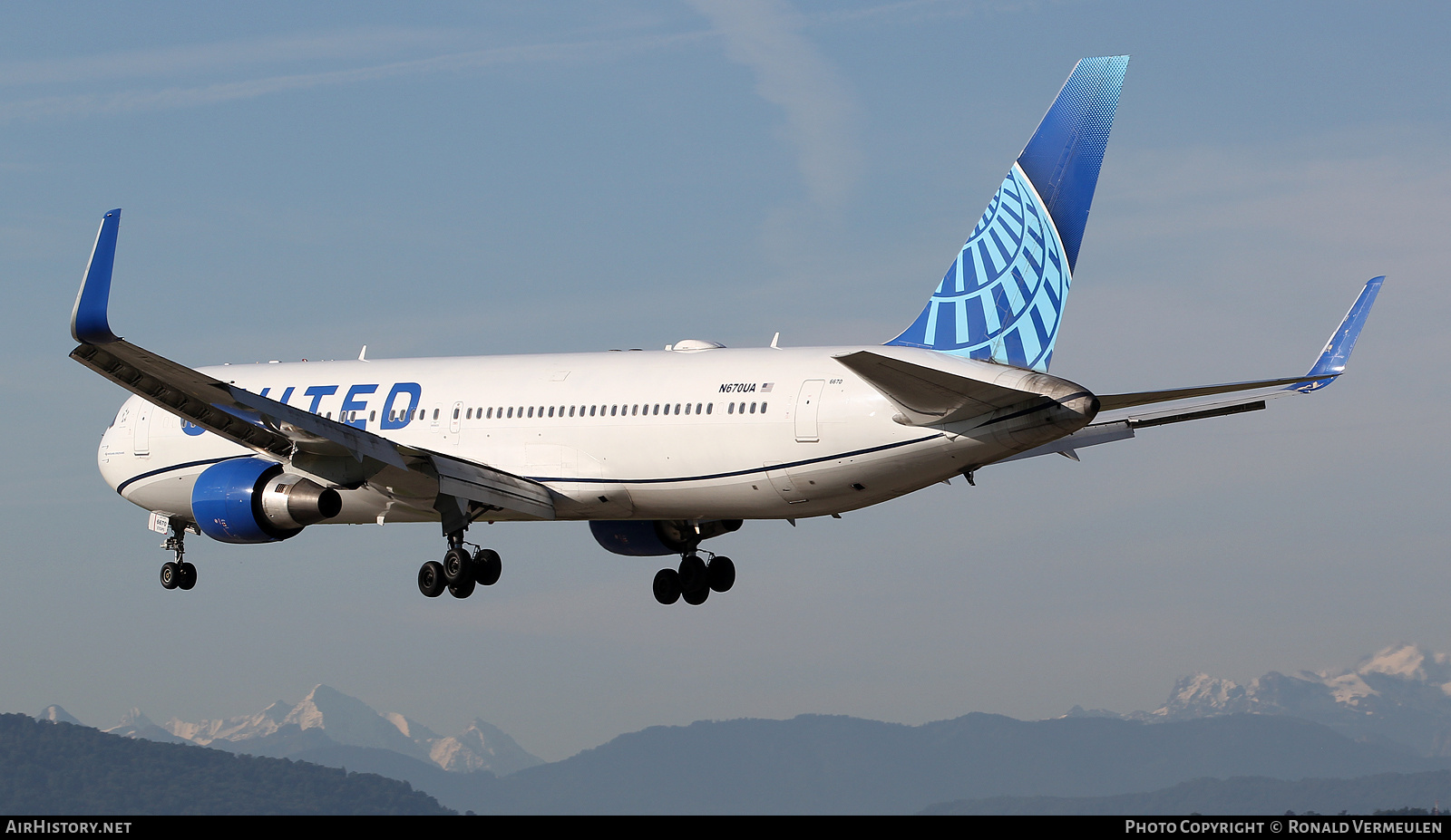 Aircraft Photo of N670UA | Boeing 767-322/ER | United Airlines | AirHistory.net #819926