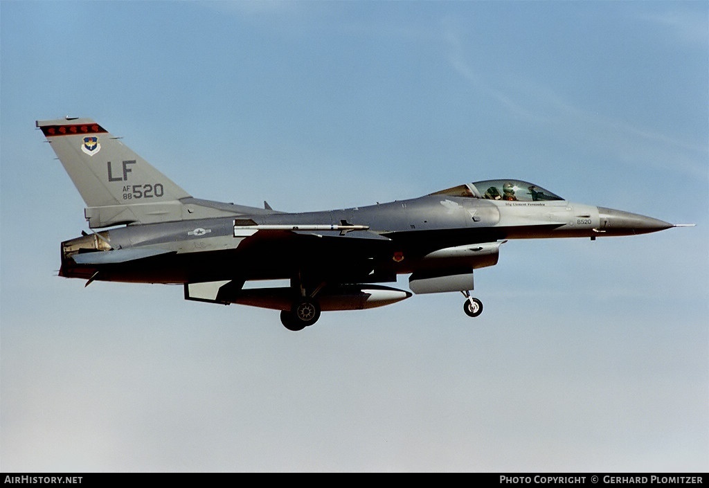 Aircraft Photo of 88-0520 | General Dynamics F-16CG Fighting Falcon | USA - Air Force | AirHistory.net #820316