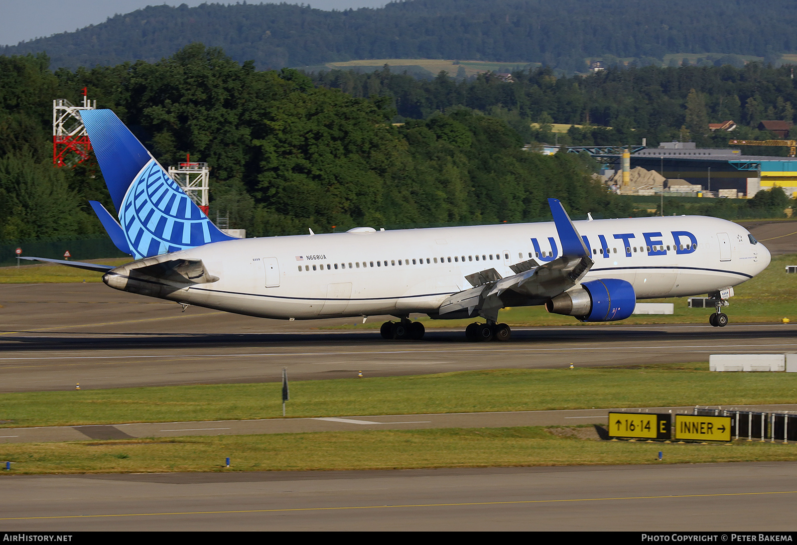 Aircraft Photo of N668UA | Boeing 767-322/ER | United Airlines | AirHistory.net #821172