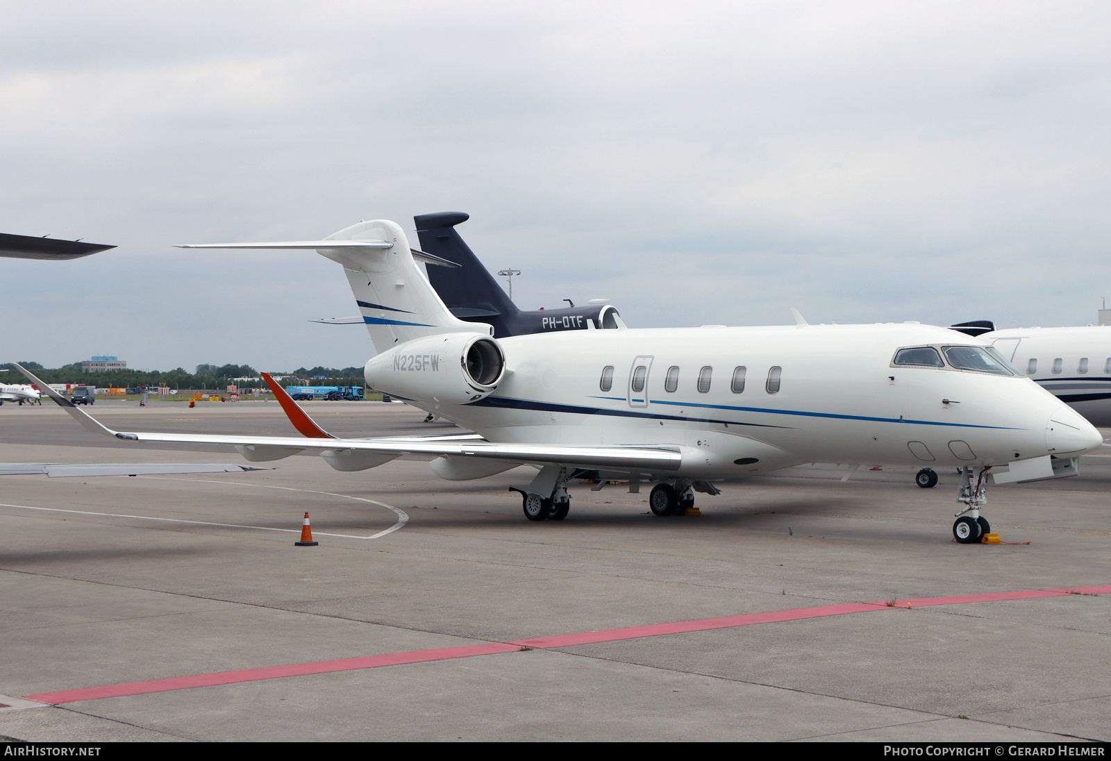 Aircraft Photo of N225FW | Bombardier Challenger 300 (BD-100-1A10) | AirHistory.net #821982