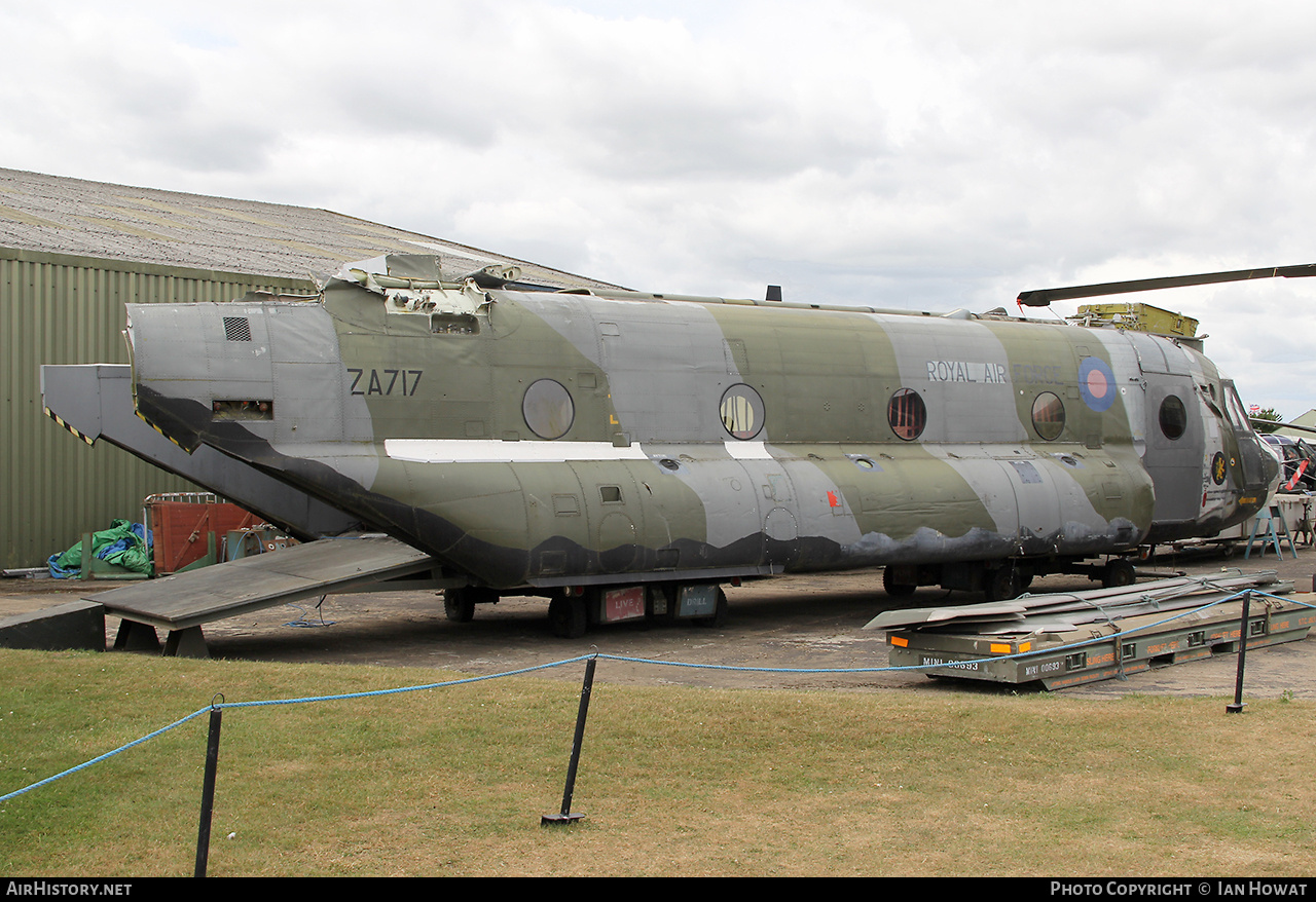 Aircraft Photo of ZA717 | Boeing Vertol Chinook HC1 (352) | UK - Air Force | AirHistory.net #821983