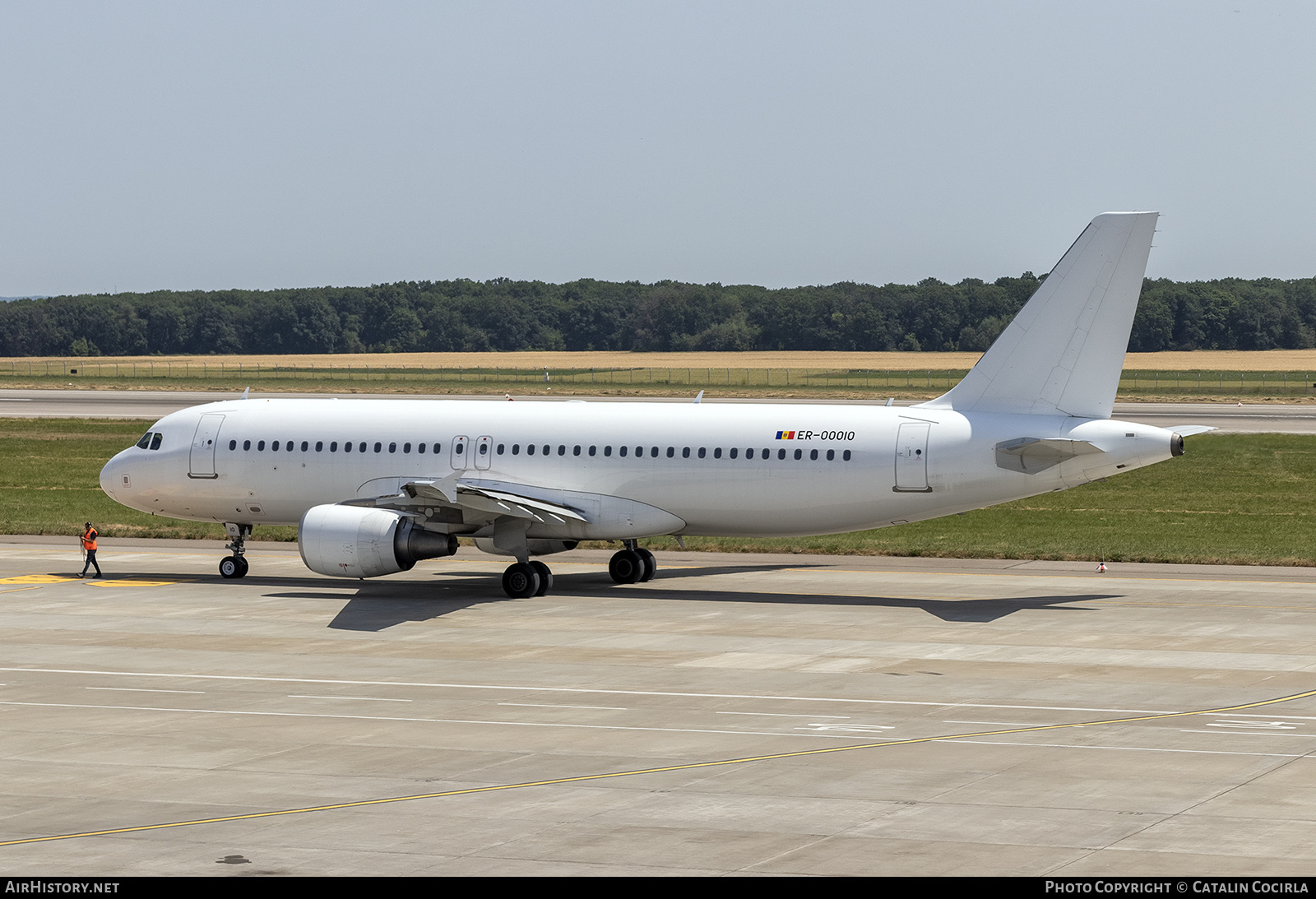 Aircraft Photo of ER-00010 | Airbus A320-214 | AirHistory.net #822153