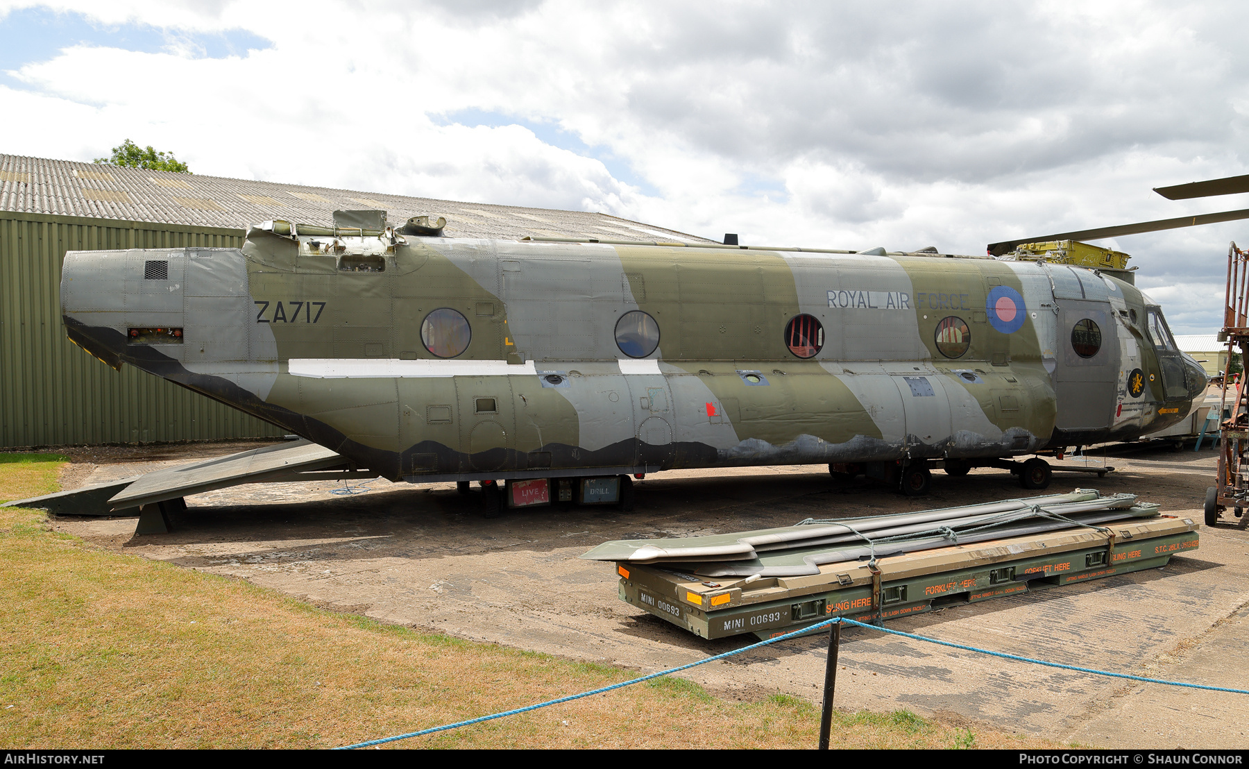 Aircraft Photo of ZA717 | Boeing Vertol Chinook HC1 (352) | UK - Air Force | AirHistory.net #822394