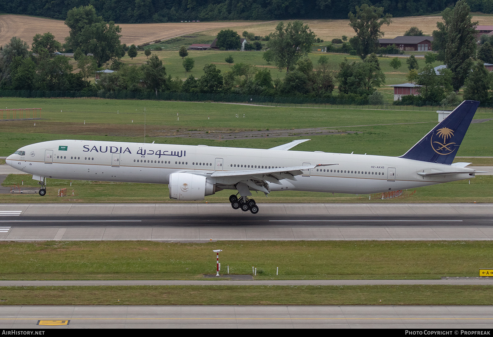 Aircraft Photo of HZ-AK45 | Boeing 777-300/ER | Saudia - Saudi Arabian Airlines | AirHistory.net #823155