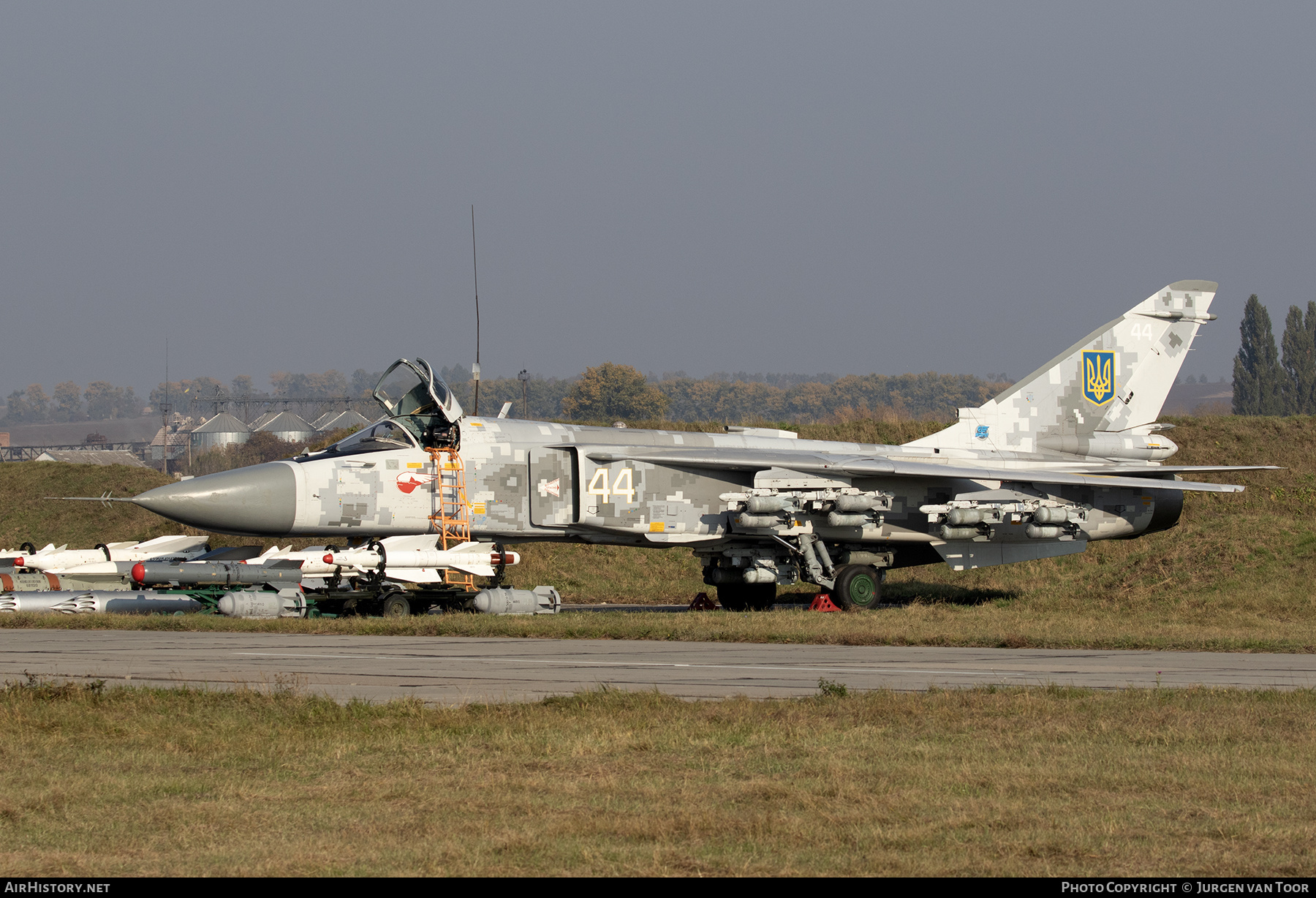 Aircraft Photo of 44 white | Sukhoi Su-24M | Ukraine - Air Force | AirHistory.net #823225