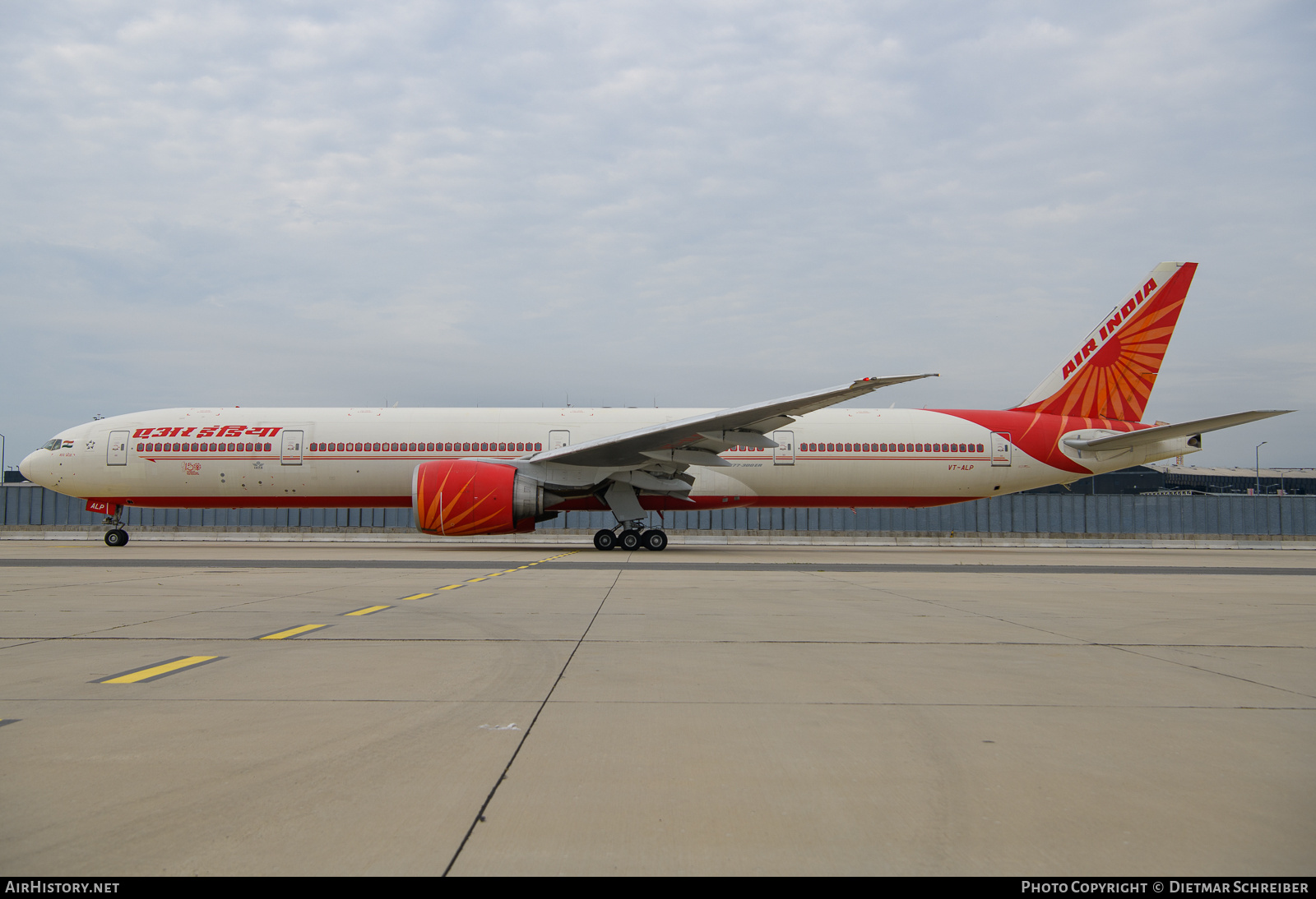 Aircraft Photo of VT-ALP | Boeing 777-337/ER | Air India | AirHistory.net #823263