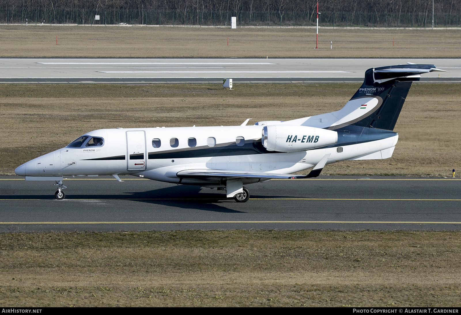 Aircraft Photo of HA-EMB | Embraer EMB-505 Phenom 300 | AirHistory.net #823374
