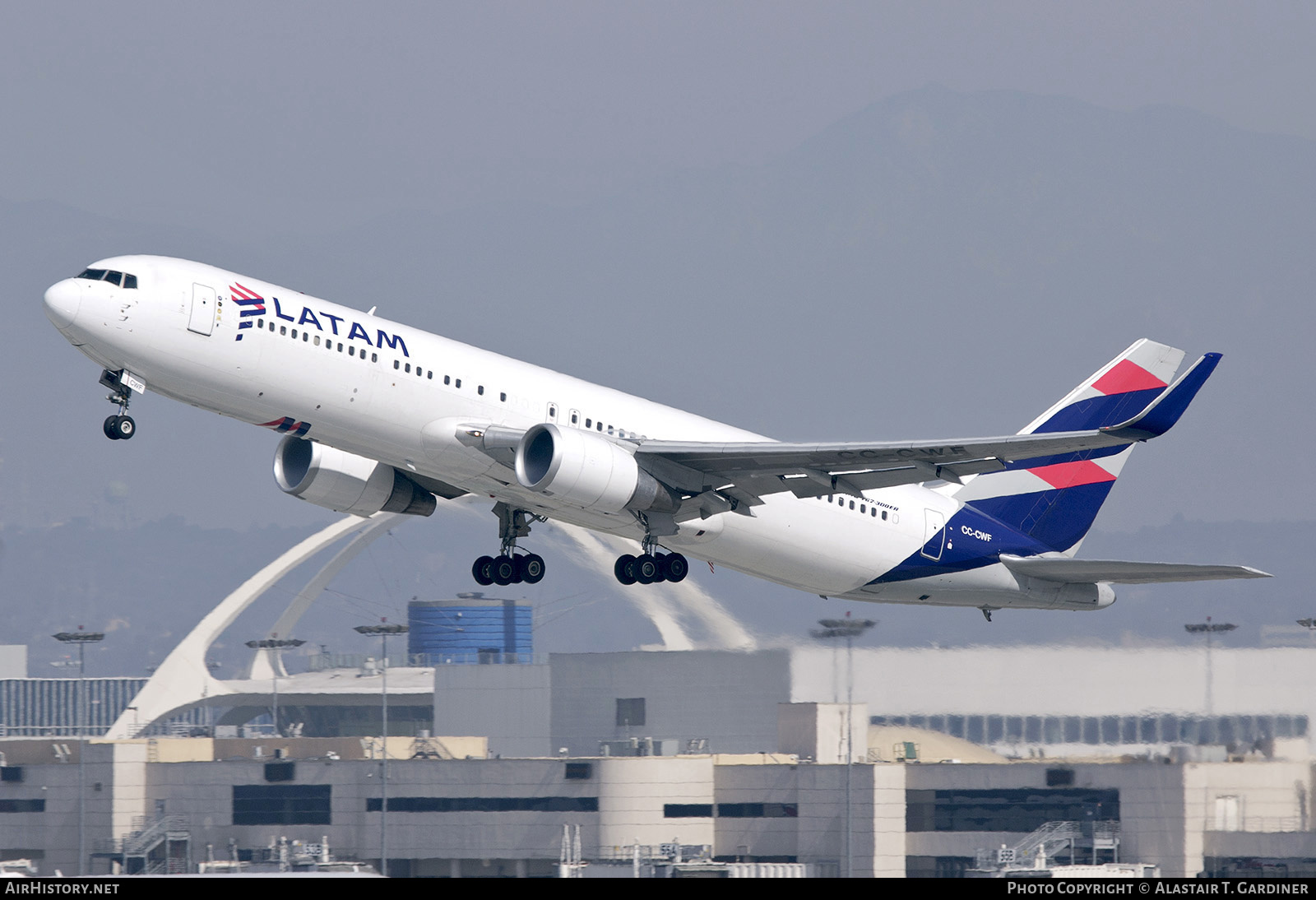 Aircraft Photo of CC-CWF | Boeing 767-316/ER | LATAM Airlines | AirHistory.net #823550