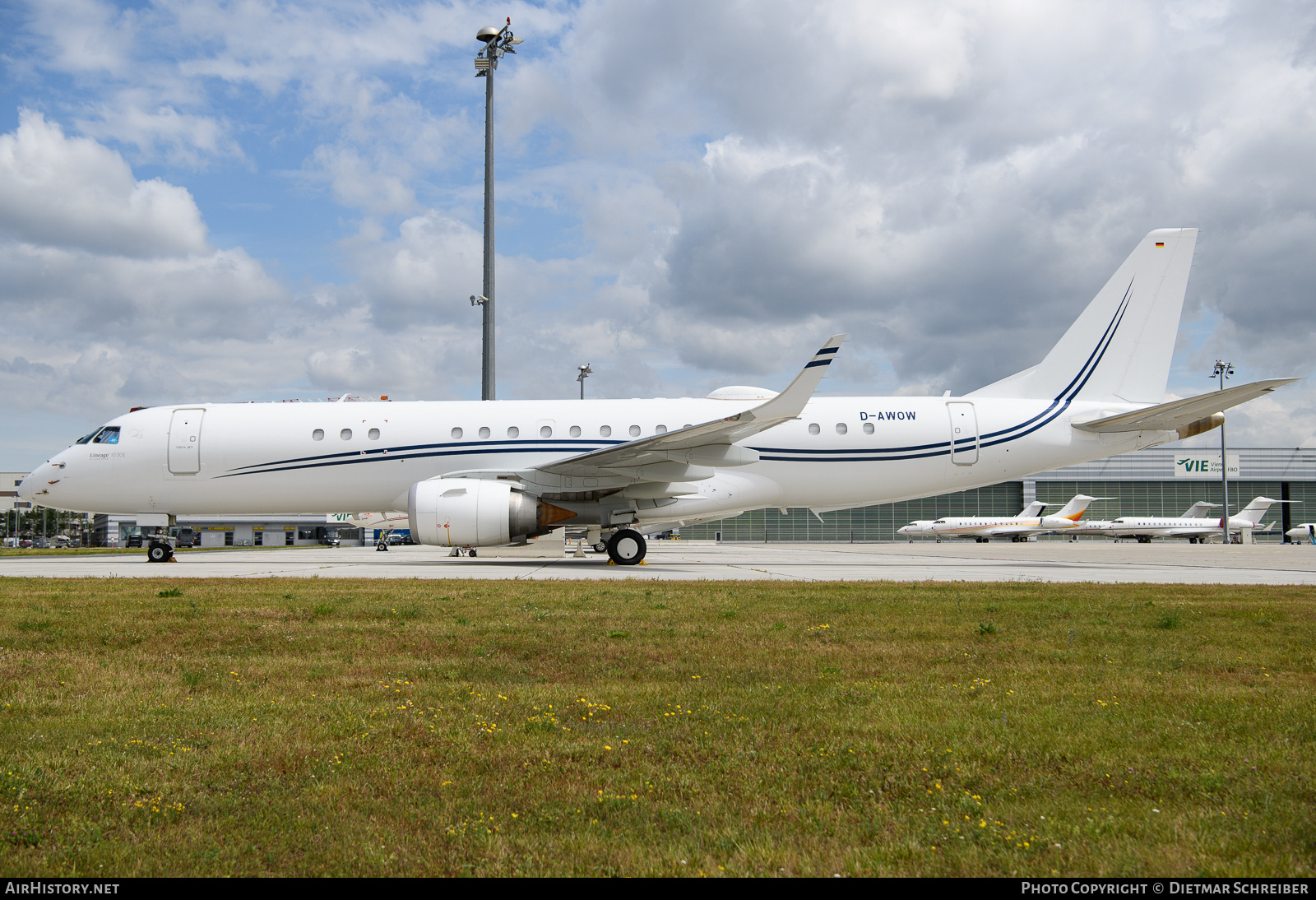 Aircraft Photo of D-AWOW | Embraer Lineage 1000E (ERJ-190-100ECJ) | VistaJet | AirHistory.net #824700