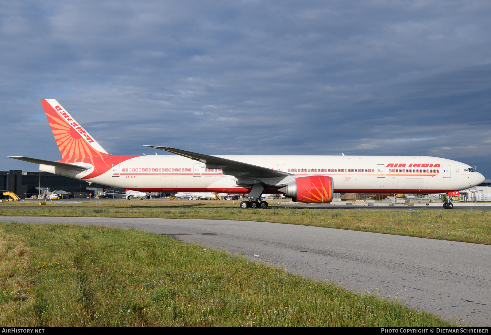 Aircraft Photo of VT-ALP | Boeing 777-337/ER | Air India | AirHistory.net #824762