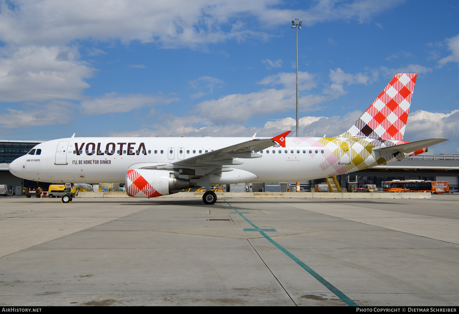 Aircraft Photo of EC-NOP | Airbus A320-214 | Volotea | AirHistory.net #825752