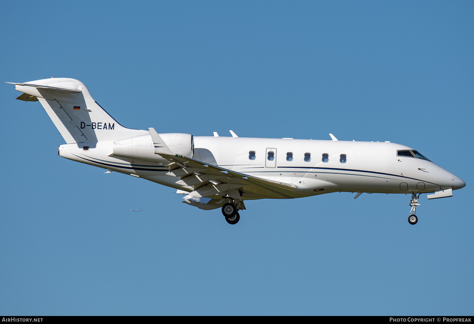 Aircraft Photo of D-BEAM | Bombardier Challenger 300 (BD-100-1A10) | AirHistory.net #826874