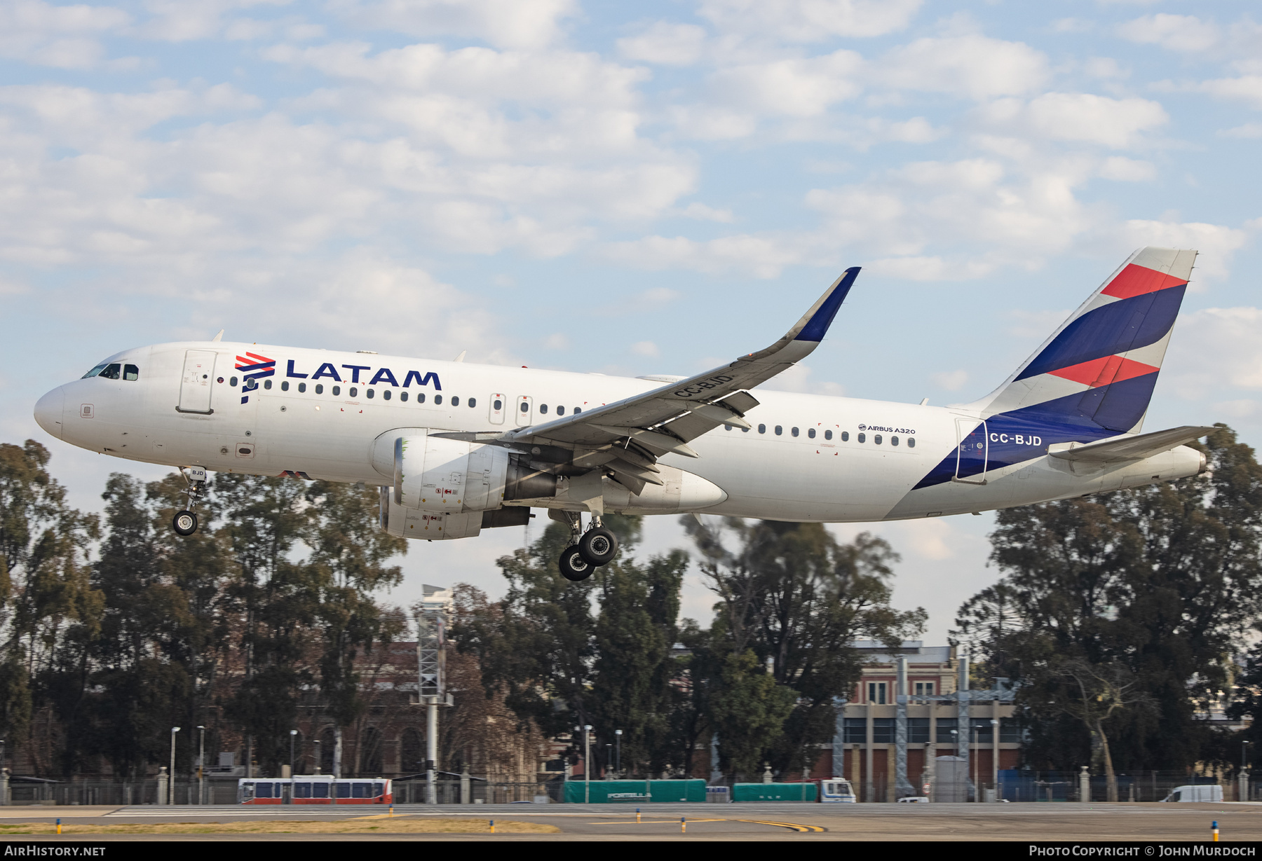 Aircraft Photo of CC-BJD | Airbus A320-214 | LATAM Airlines | AirHistory.net #827242