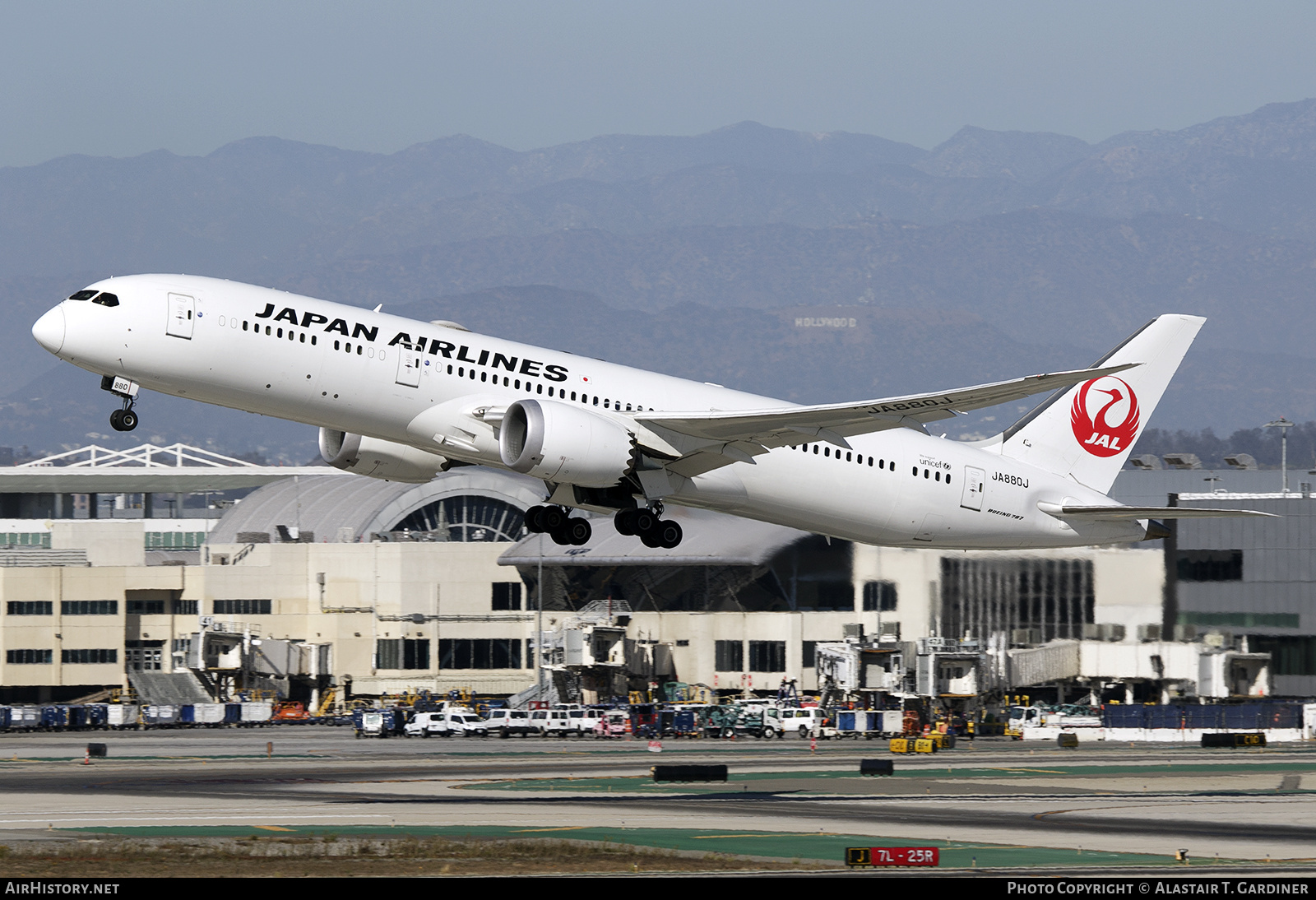 Aircraft Photo of JA880J | Boeing 787-9 Dreamliner | Japan Airlines - JAL | AirHistory.net #827612