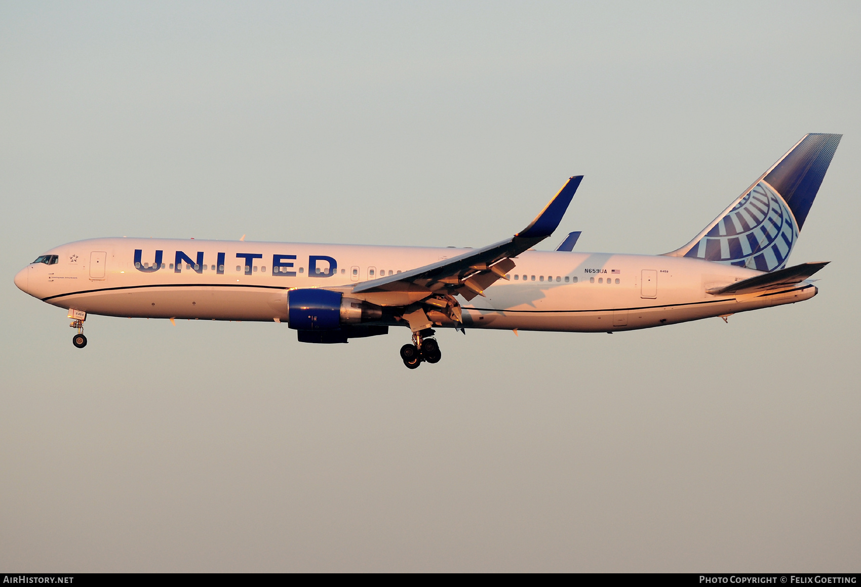 Aircraft Photo of N659UA | Boeing 767-322/ER | United Airlines | AirHistory.net #827870