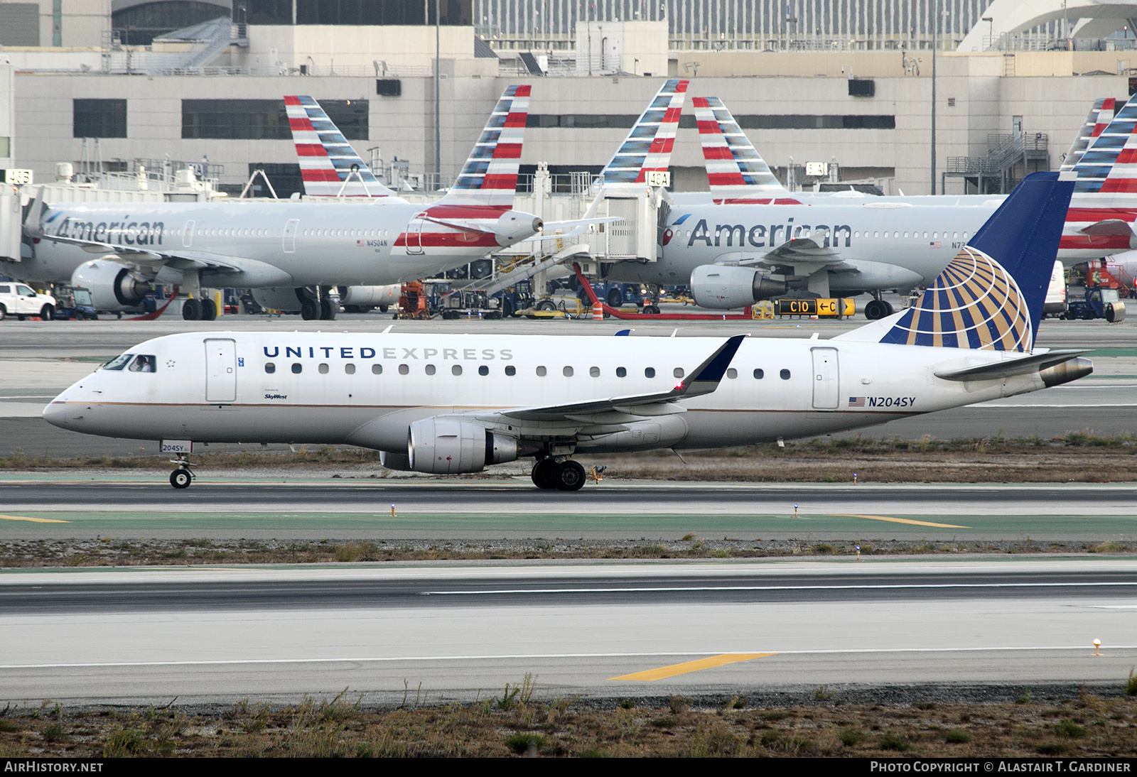 Aircraft Photo of N204SY | Embraer 175LR (ERJ-170-200LR) | United Express | AirHistory.net #829038