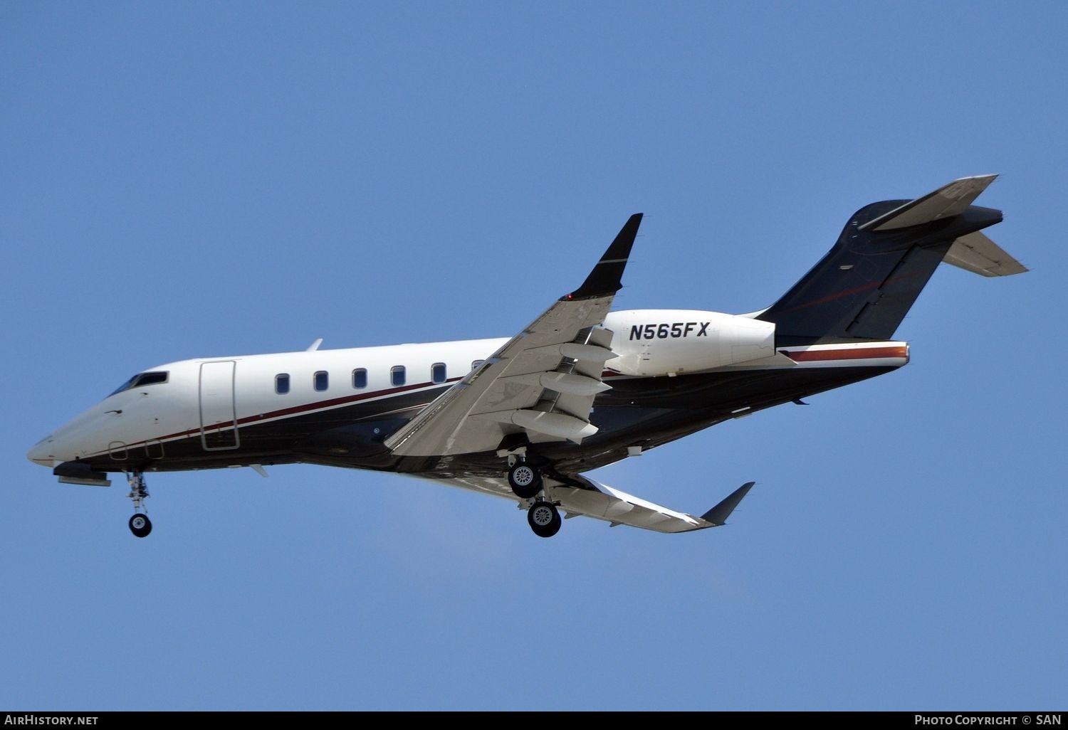Aircraft Photo of N565FX | Bombardier Challenger 350 (BD-100-1A10) | AirHistory.net #829282