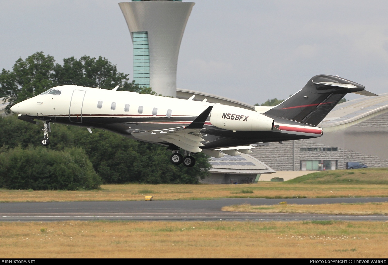 Aircraft Photo of N559FX | Bombardier Challenger 300 (BD-100-1A10) | AirHistory.net #829417