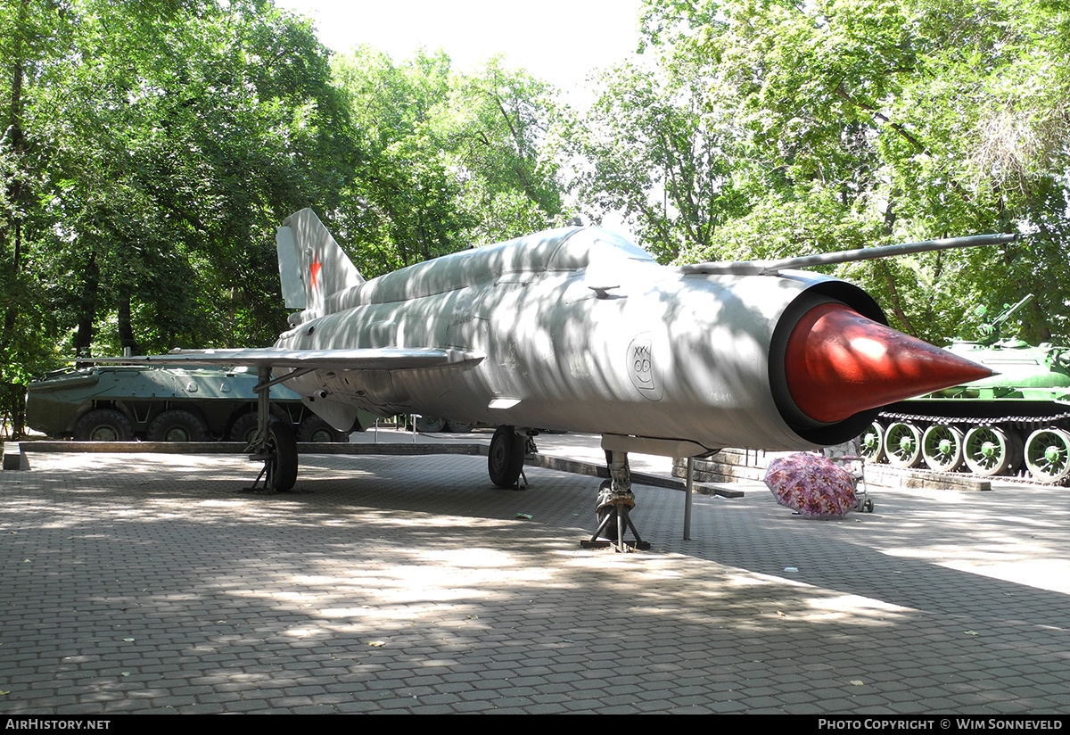 Aircraft Photo of 8 red | Mikoyan-Gurevich MiG-21bis | Soviet Union - Air Force | AirHistory.net #829800