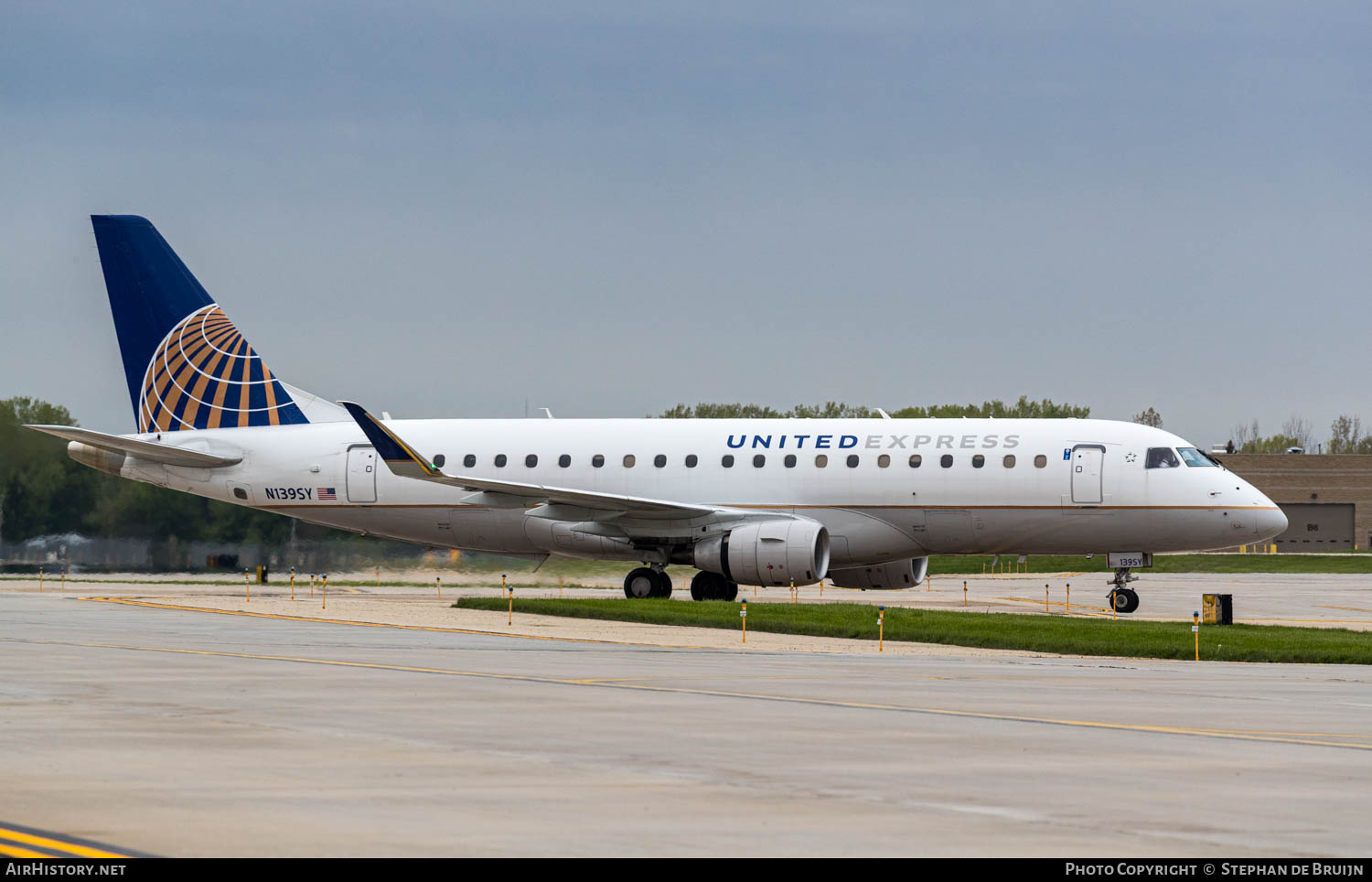 Aircraft Photo of N139SY | Embraer 175LR (ERJ-170-200LR) | United Express | AirHistory.net #830162