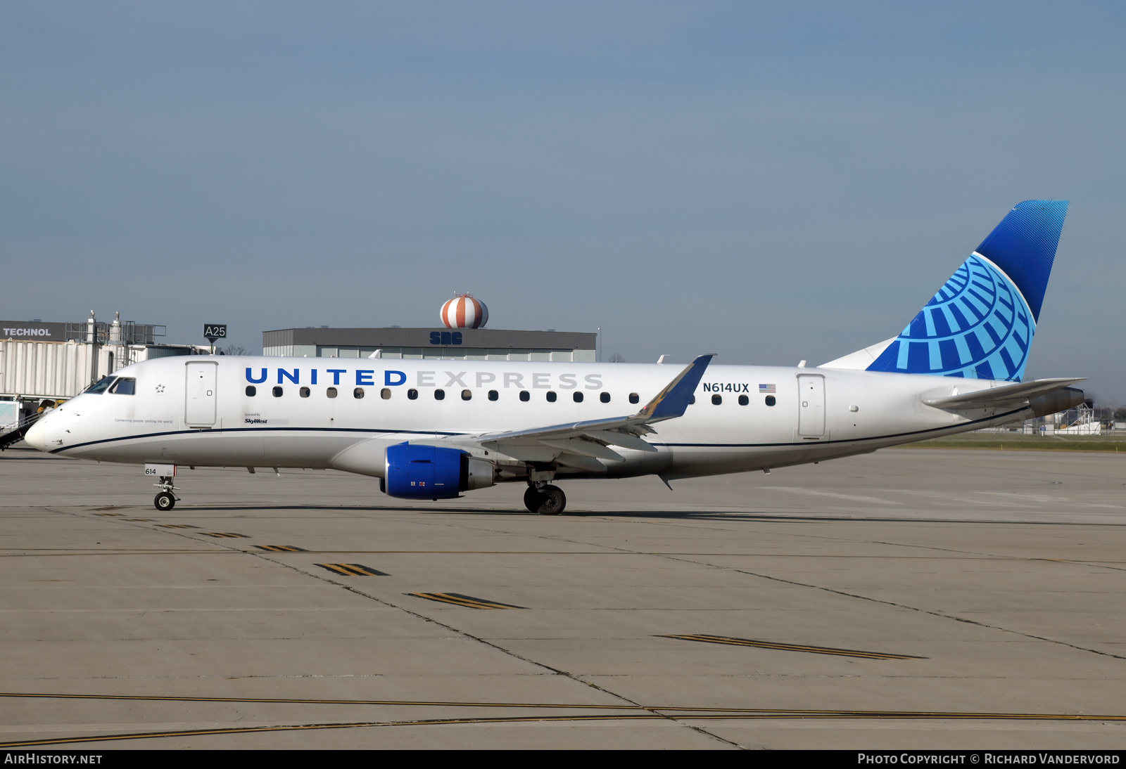 Aircraft Photo of N614UX | Embraer 175LR (ERJ-170-200LR) | United Express | AirHistory.net #831157