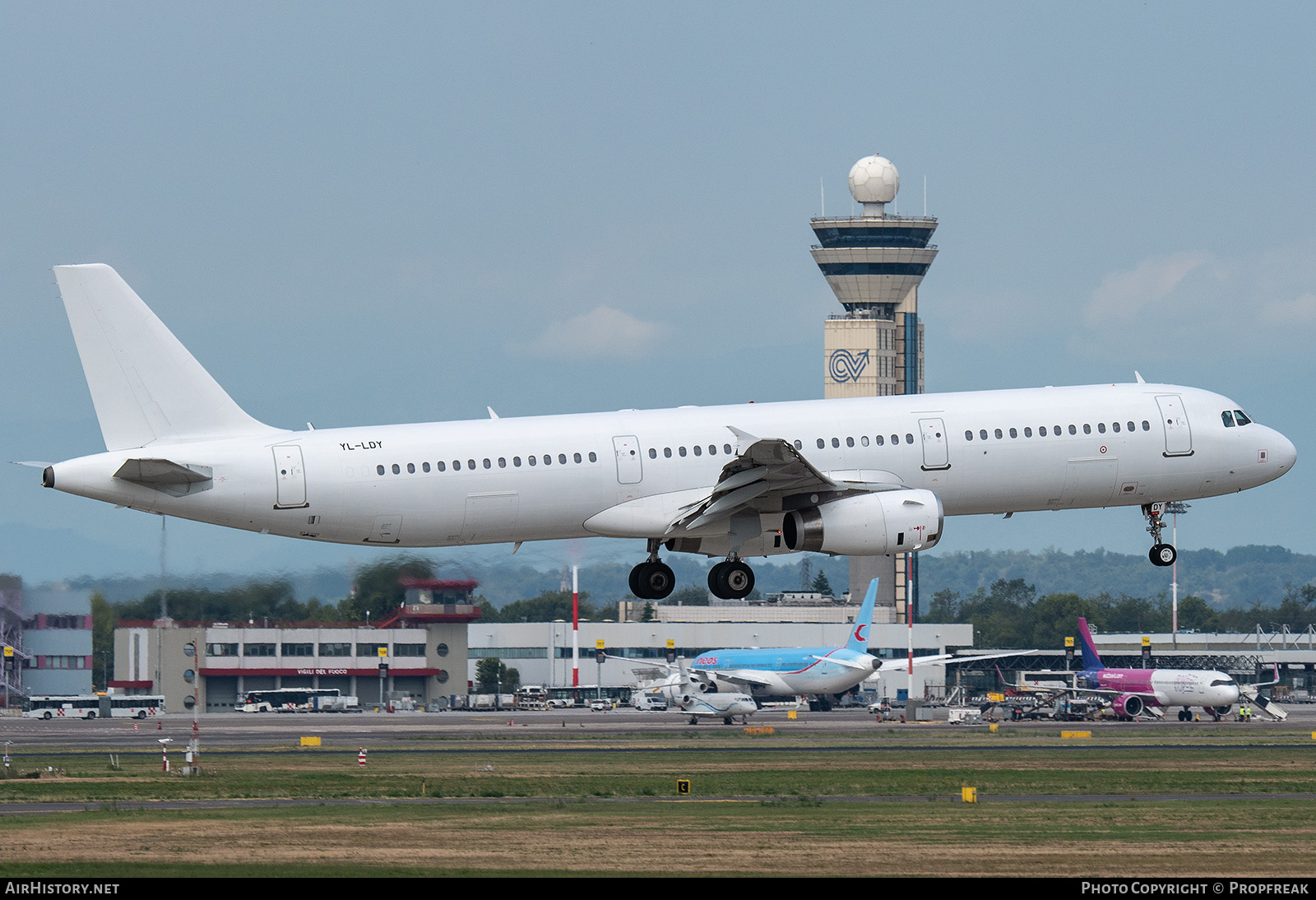 Aircraft Photo of YL-LDY | Airbus A321-231 | AirHistory.net #832826